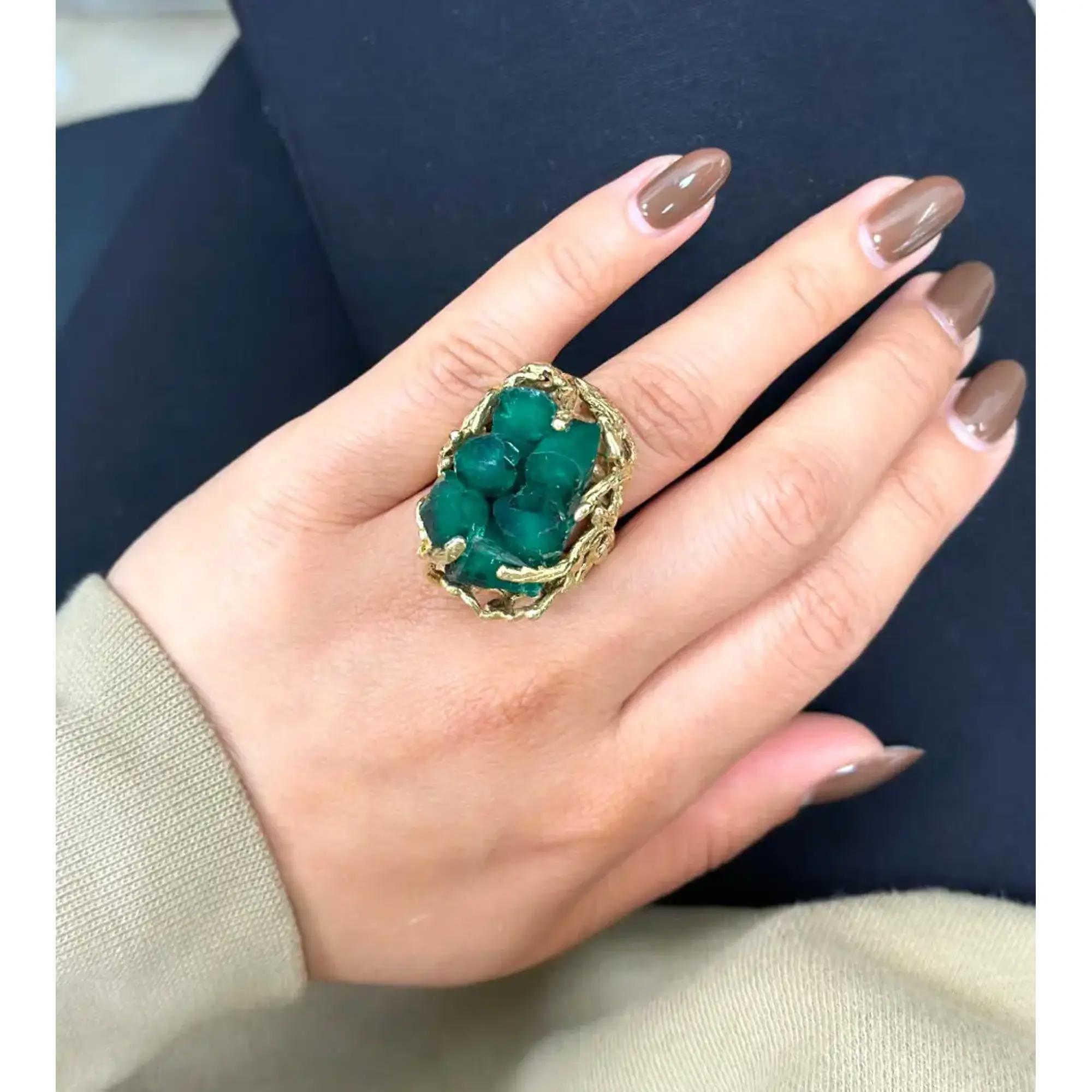 Bague cocktail audacieuse en or jaune 14 carats avec émeraude verte brute, taille 4 Excellent état - En vente à New York, NY