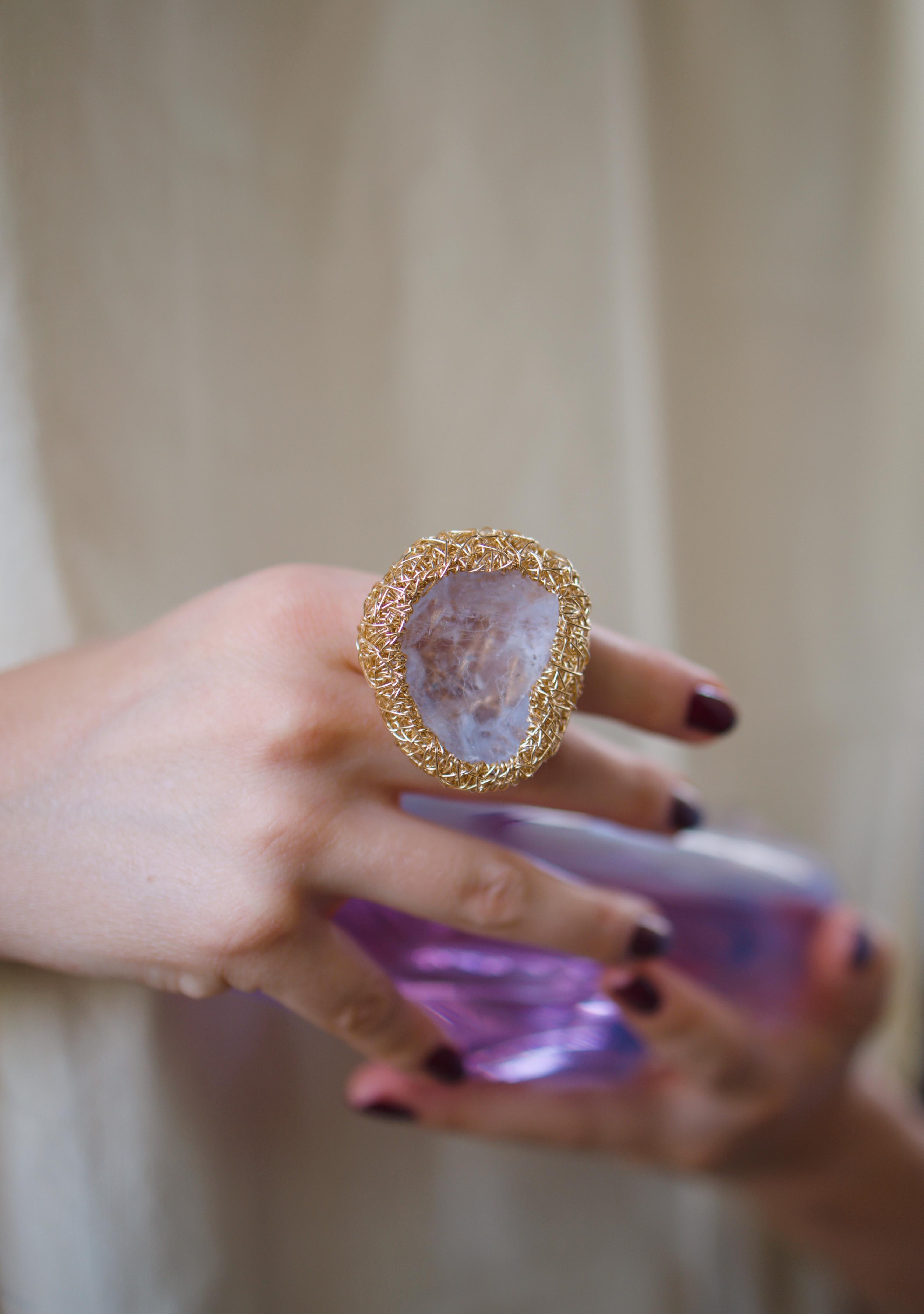 Anillo de Fluorita Lila Cruda joya única de la Artista Contemporáneo en venta