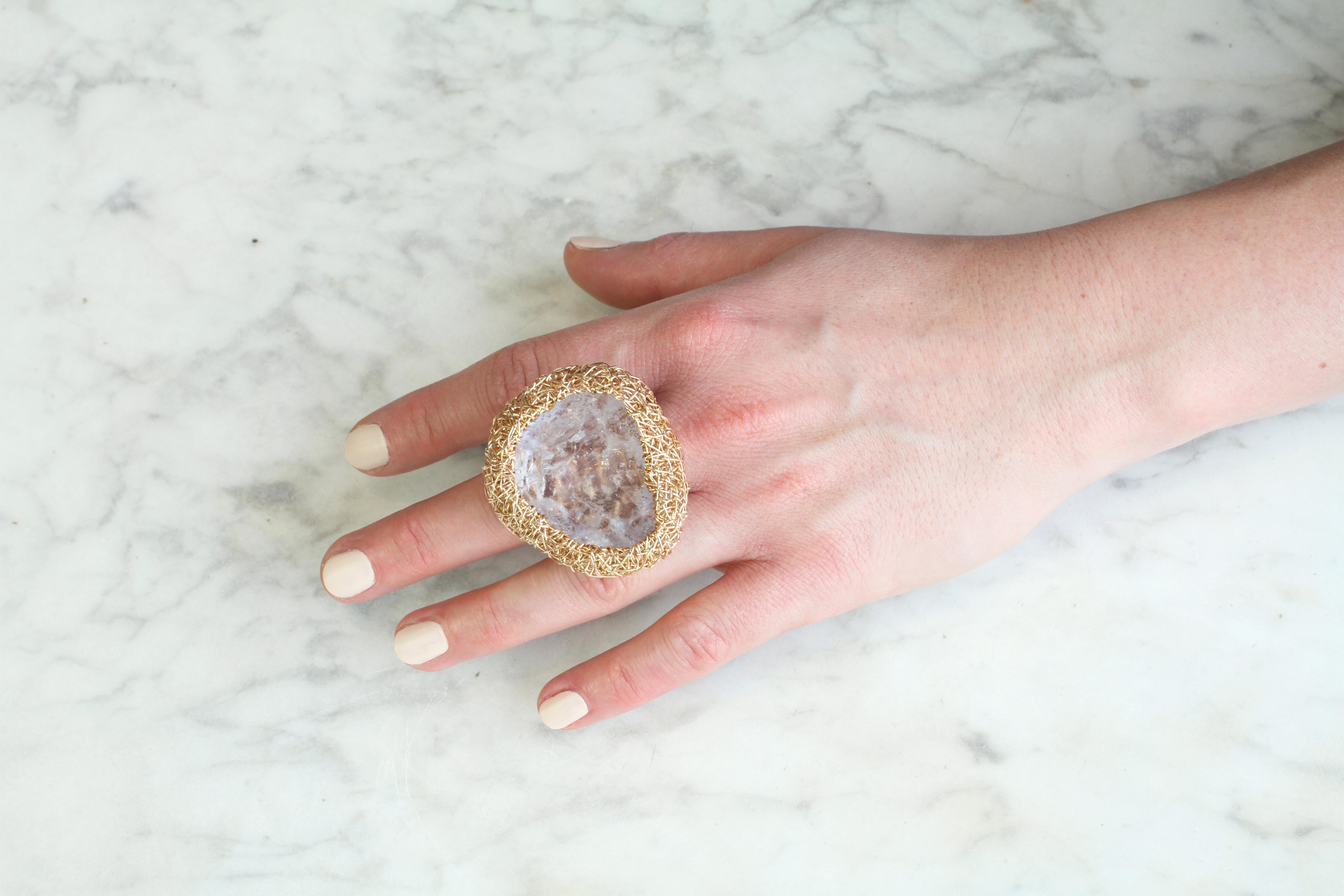 Anillo de Fluorita Lila Cruda joya única de la Artista en venta 3