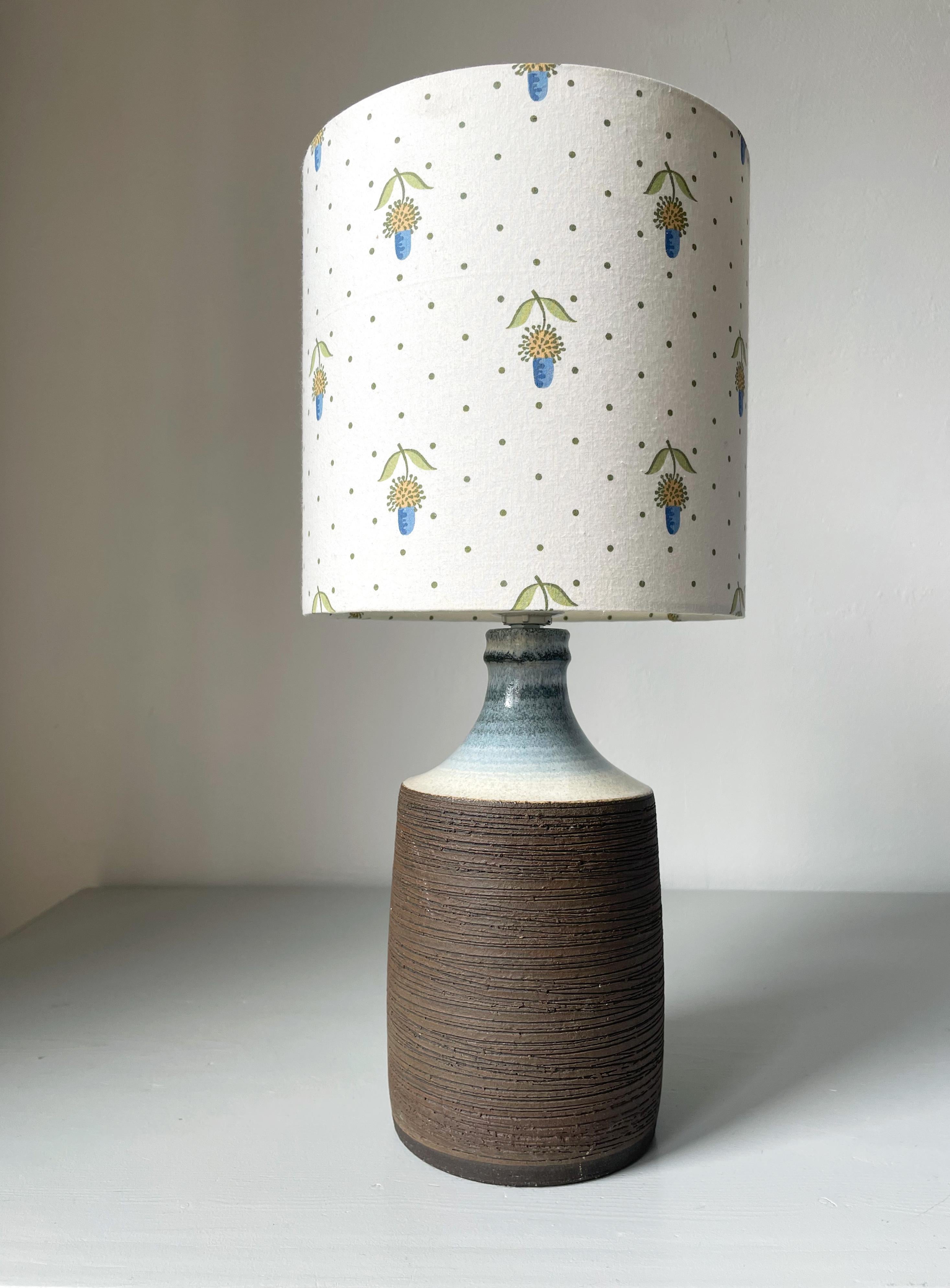 Modernist handmade table lamp with raw ceramic lined textured body and glazed neck in blue and white colors. Rewired. Stamped under base. Shade not included. Beautiful vintage condition. 
Denmark, 1970s. 
Height without shade: 29 cm / 11.4 inches.