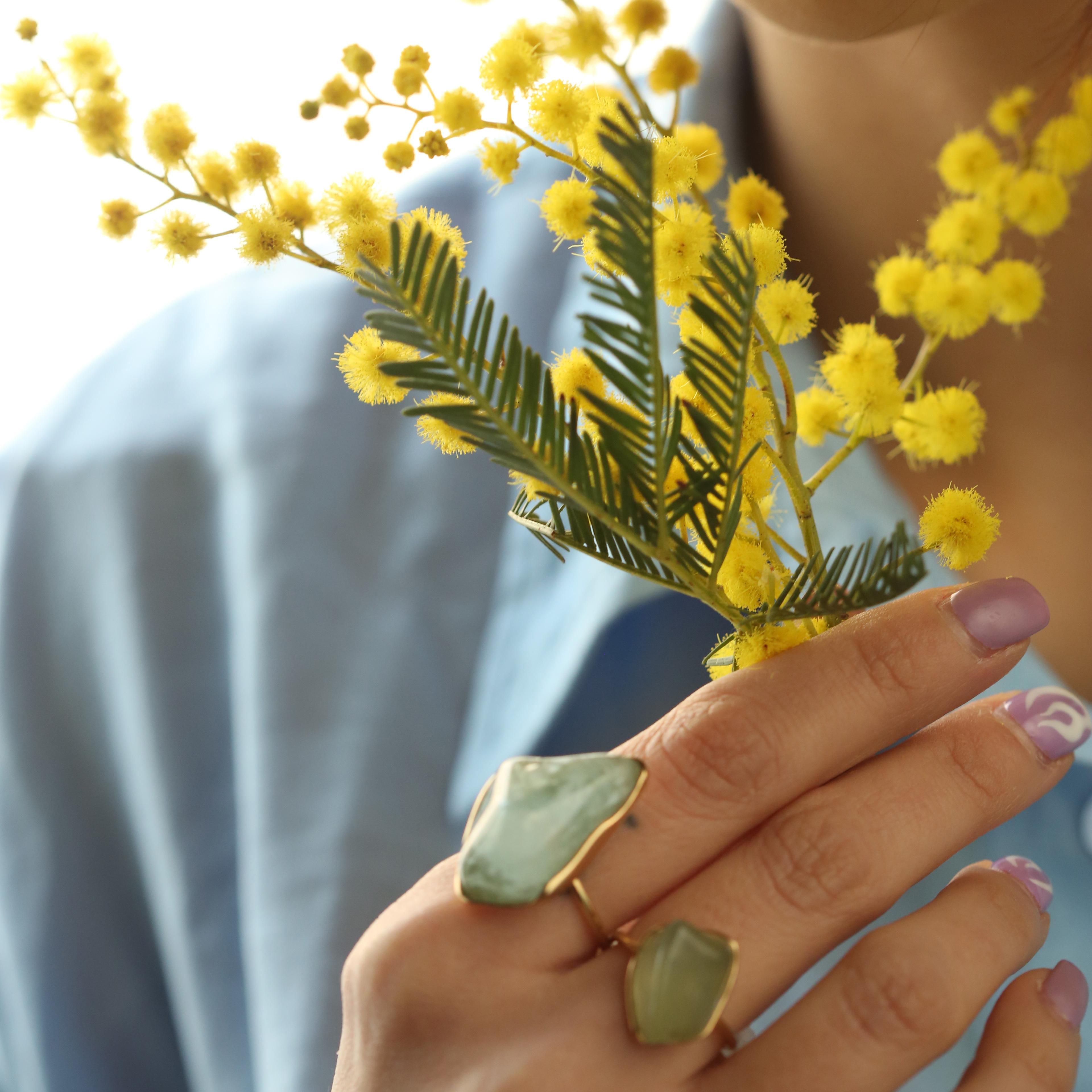 Gioielli Intini Jewels con acquamarina. Anello dal design moderno ed elegante, con 5,9 g di oro giallo 18 carati e una pietra preziosa unica e sorprendente. Una lunetta d'oro piena di eleganza e glamour.

L'acquamarina evoca la purezza delle acque