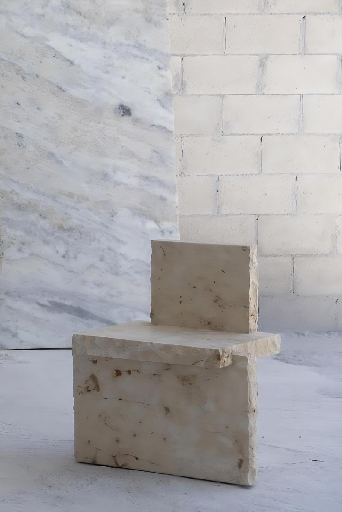 Cette chaise sculpturale en pierre fait partie d'une collection de meubles en pierre brute, fabriqués à partir de calcaire naturel Crema Maya, provenant de la région du Yucatan au Mexique. Les subtils tons beiges et les veines naturelles de la
