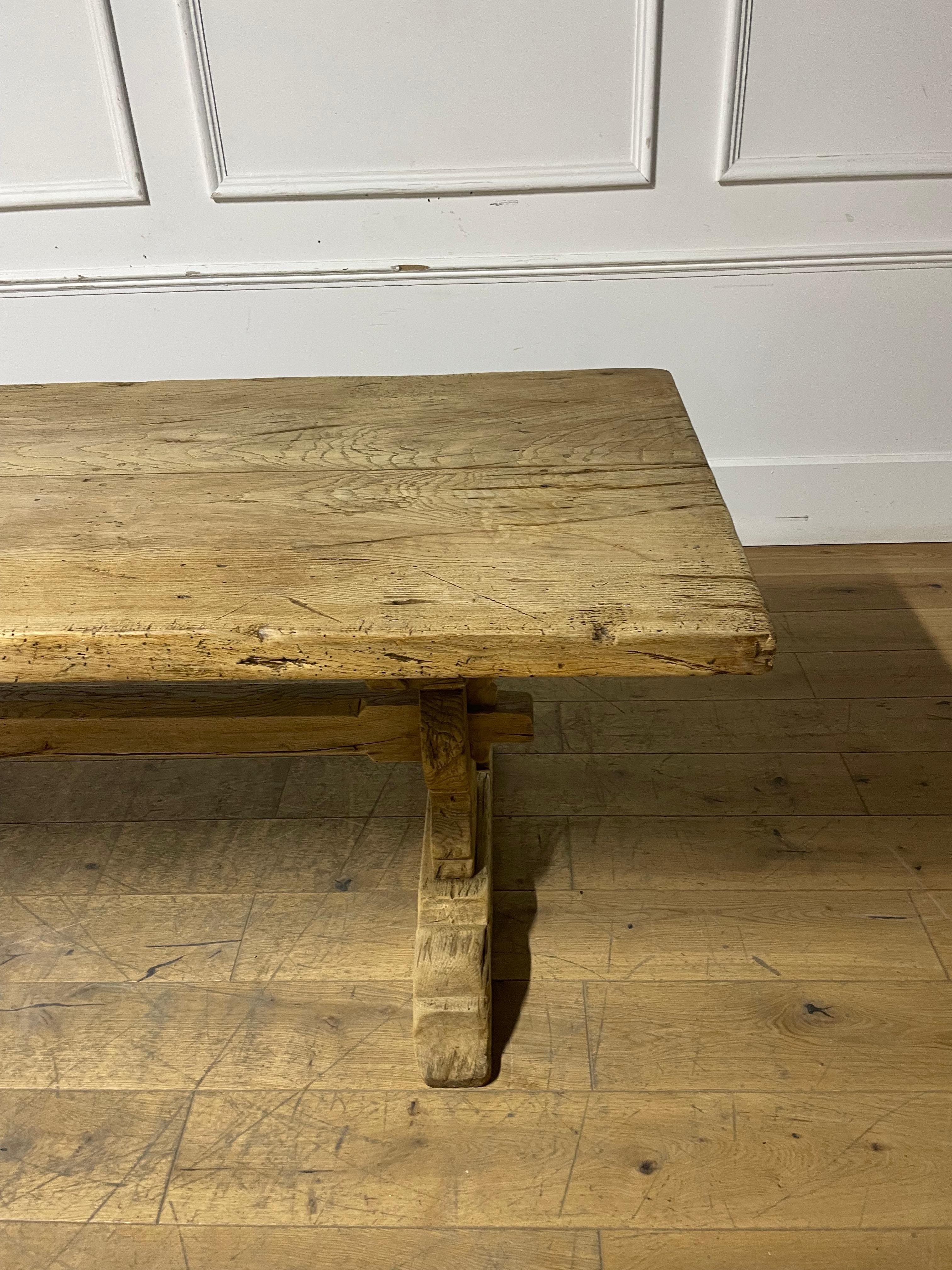 Raw oak refectory table 6-8 seater In Good Condition In Budleigh Salterton, GB