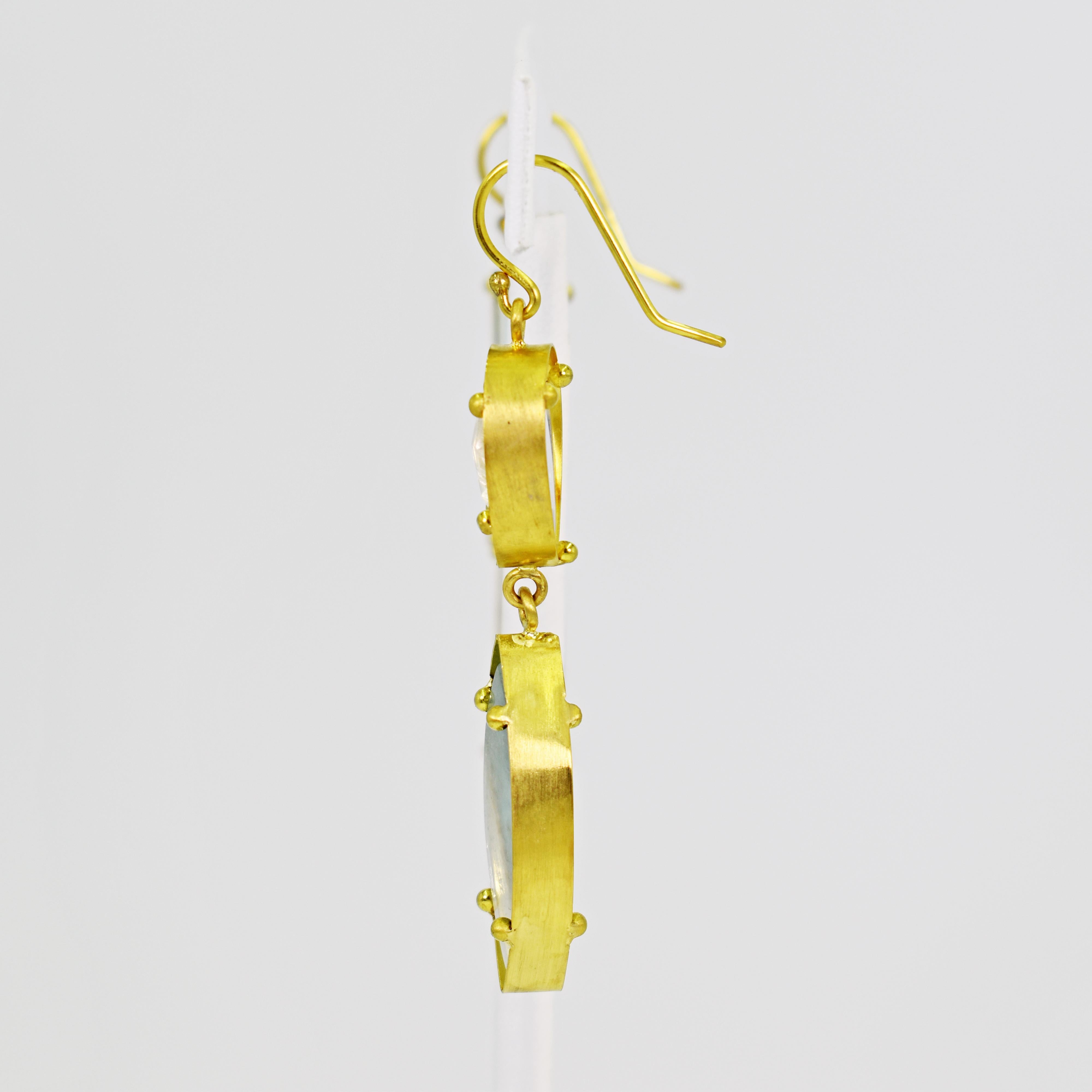 Paraiba-Ohrringe aus 22 Karat Gold mit Turmalin, Aquamarin und Mondstein (Zeitgenössisch) im Angebot