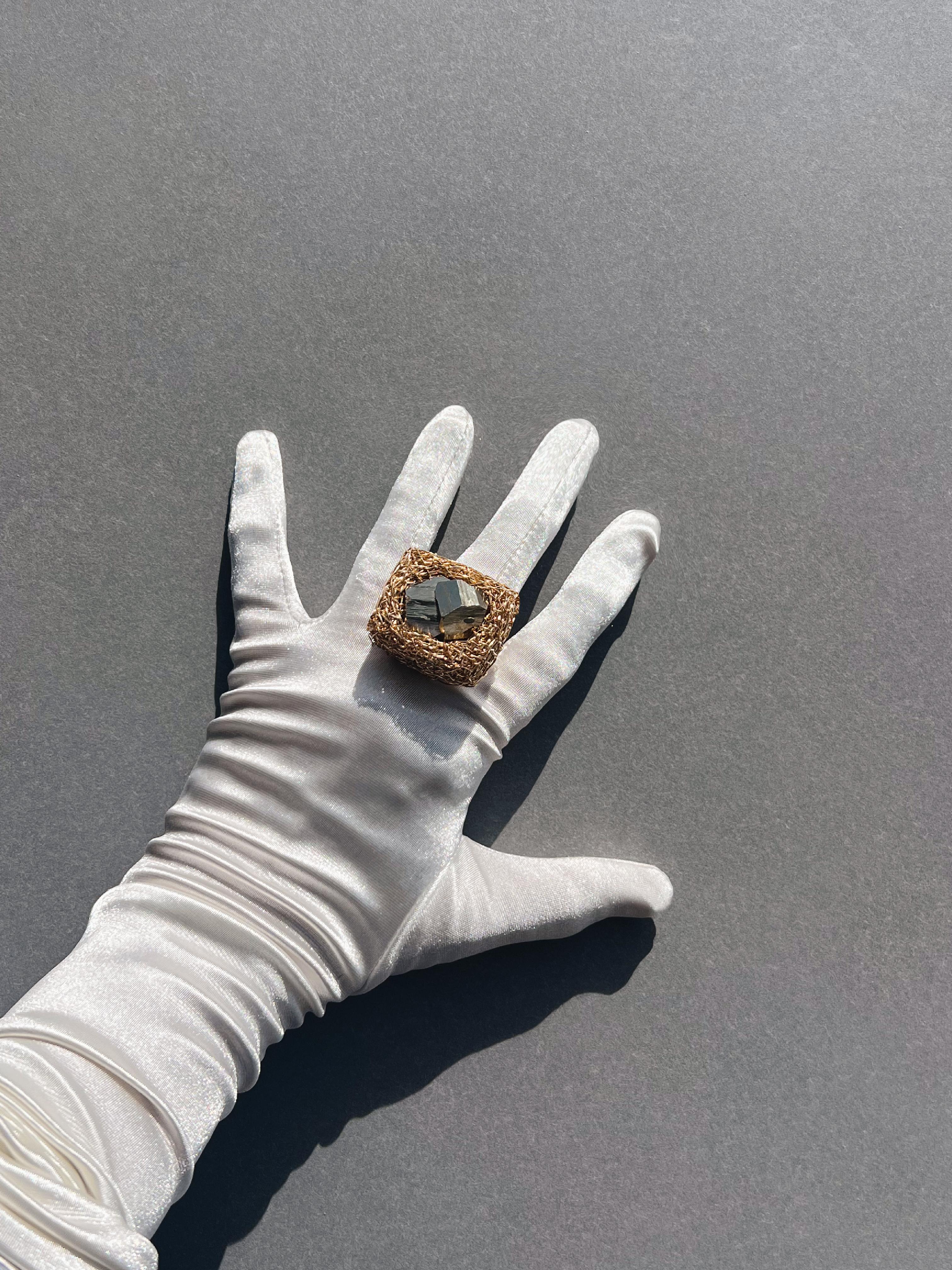 Carosa... ist ein starker und eleganter, geometrischer Ring für Ihre Hand, der sowohl Raffinesse als auch künstlerische Kühnheit verkörpert. Der von Natur aus leuchtende Rohkies mit seiner gedämpften goldenen Patina ergänzt sich harmonisch mit der