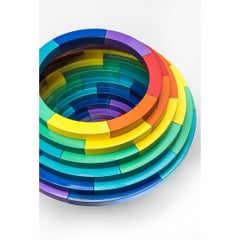 Skulptur „Raw & Rainbow Giostra“ aus pulverbeschichtetem Aluminium von Altreforme