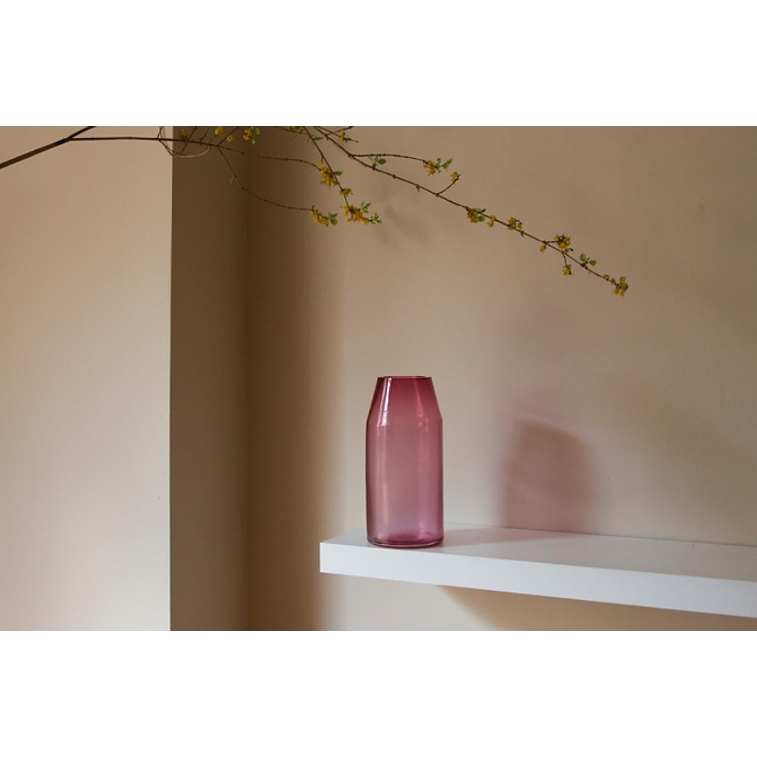 Vaso Raw Rose M di Milena Kling
Un pezzo unico.
Dimensioni: Ø 13 x H. 30 cm. 
Materiali: Vetro di cristallo soffiato a bocca.

Ogni vaso RAW è unico nel suo genere e firmato personalmente da Milena Kling.
Can può scegliere tra la nostra selezione di