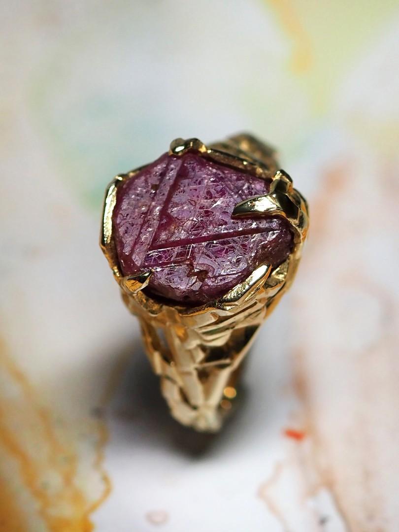 Raw Ruby Ring Crystal Gold Engagement Ring Unisex Jewelry In New Condition For Sale In Berlin, DE