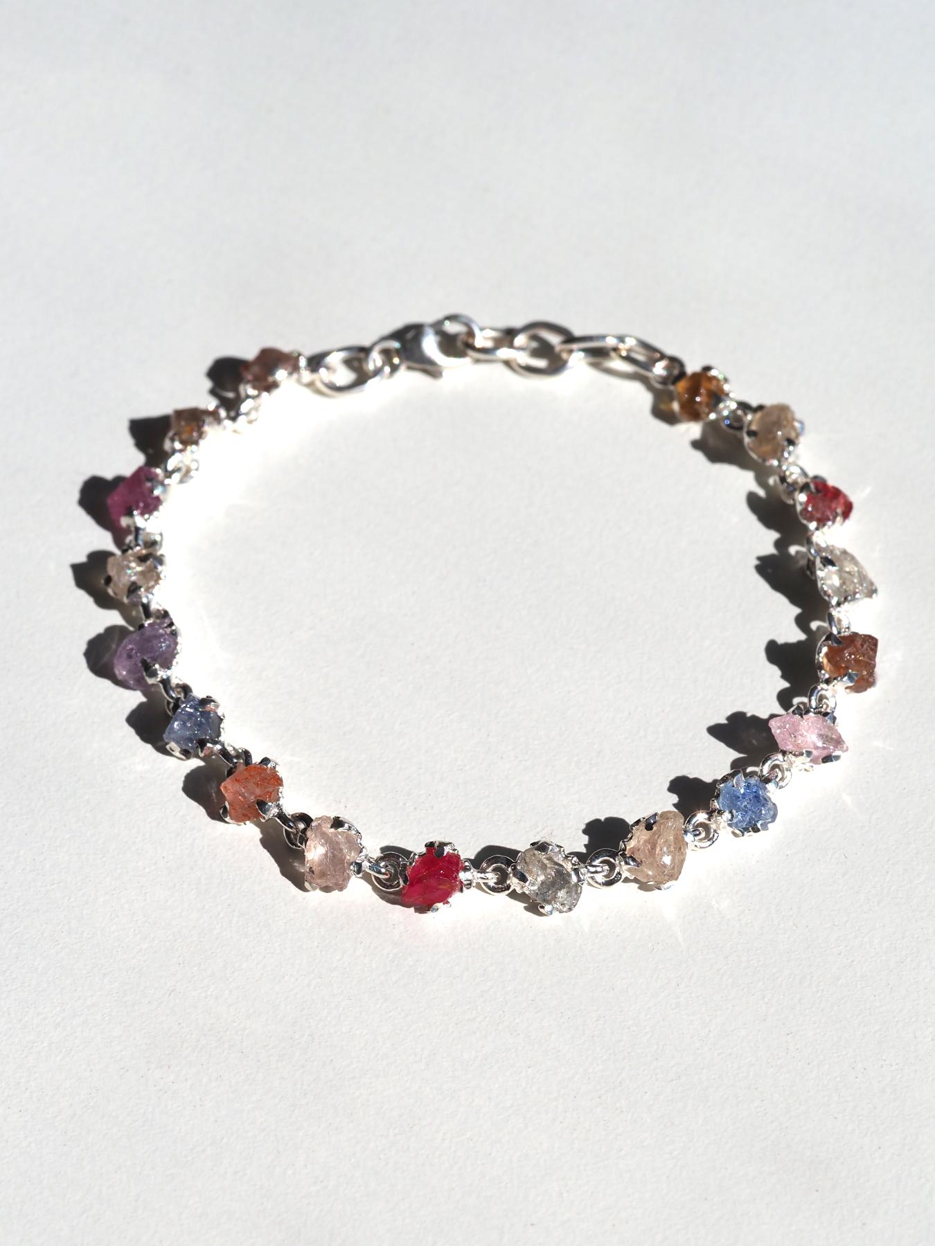 Artisan Saphir brut Bracelet en argent Rose Jaune Rouge Bleu Violet Saphir Naturel Bijouxr en vente