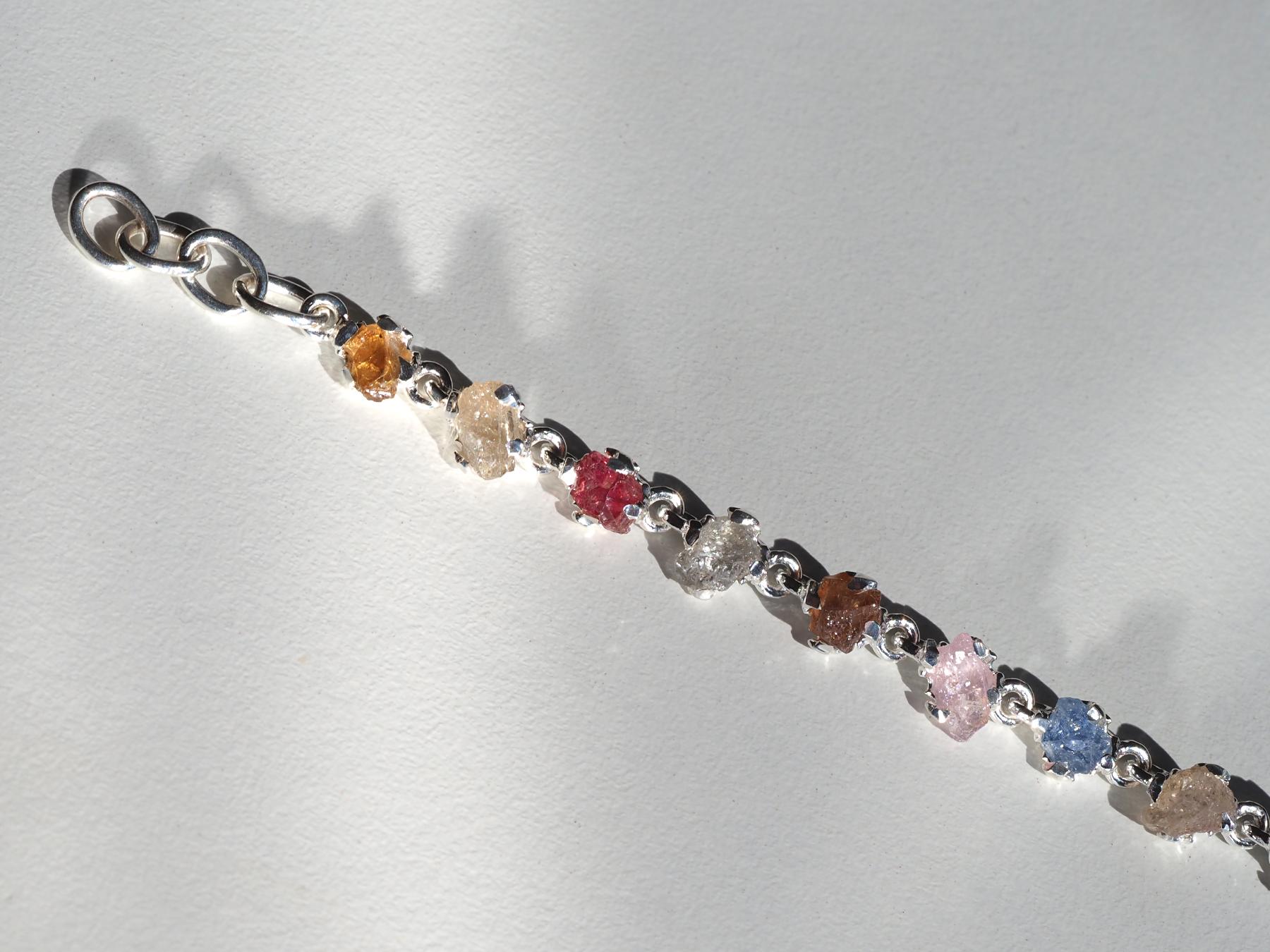 Saphir brut Bracelet en argent Rose Jaune Rouge Bleu Violet Saphir Naturel Bijouxr en vente 3
