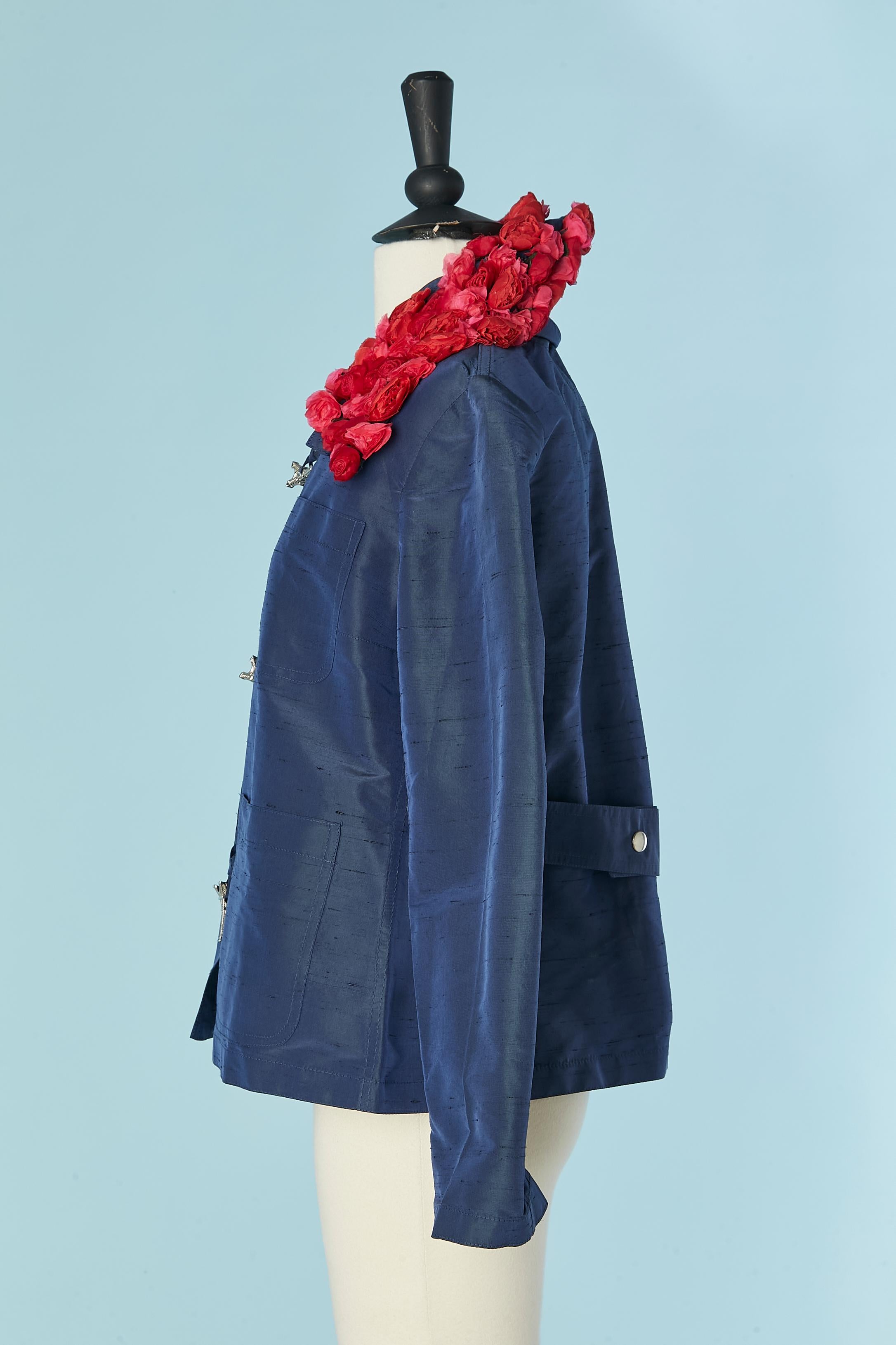 Donna Giacca blu in seta grezza con colletto a rose e bottone della Torre Eiffel JC DE CASTELBAJAC in vendita