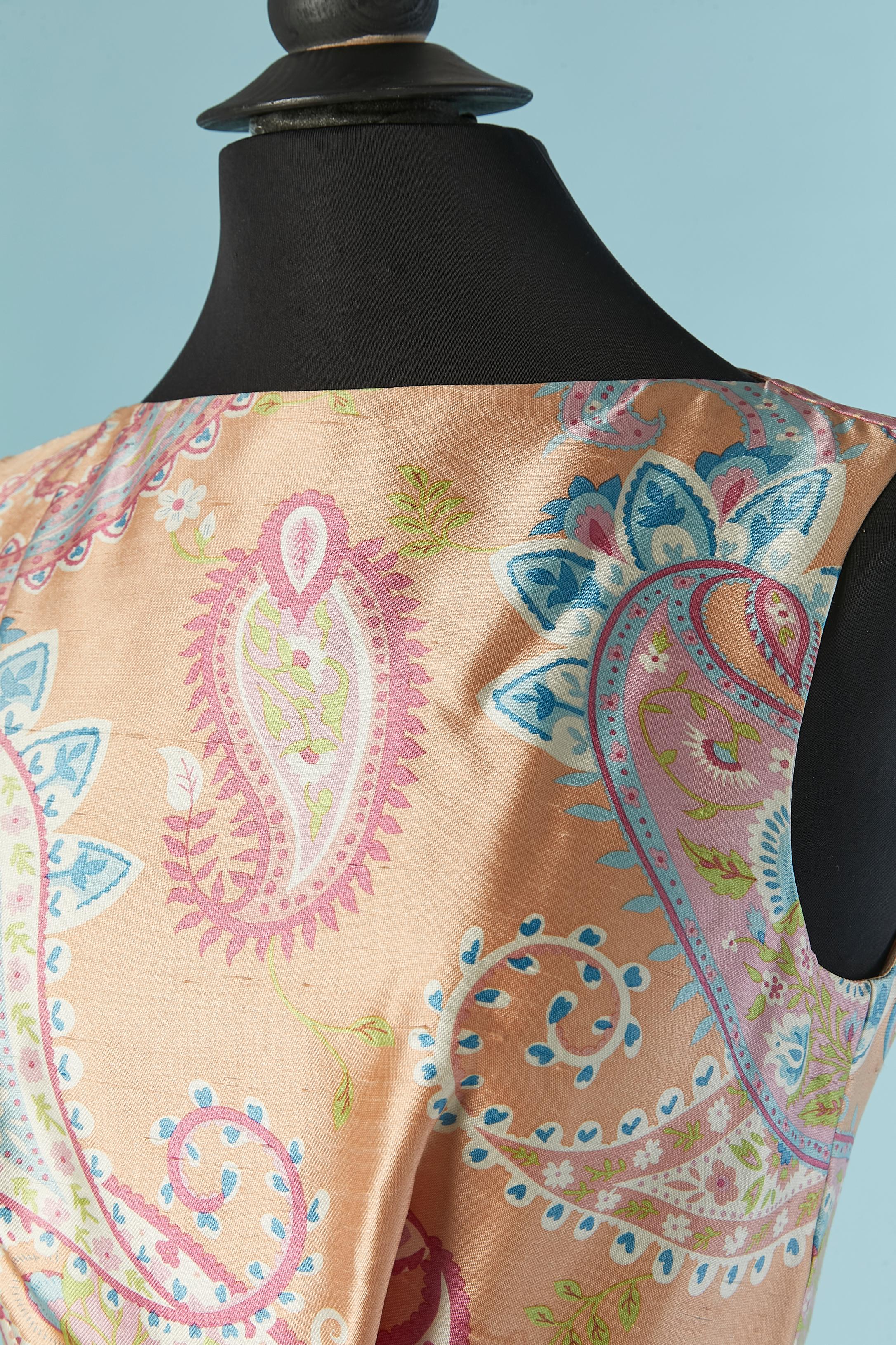 Vestido de cóctel estampado sin mangas de seda cruda. Forro de seda rosa pálido. Cierre con cremallera y corchetes en la parte central de la espalda. Lazo en la parte delantera. Pliegues de lazo en la parte de la falda.
TALLA XXS 
