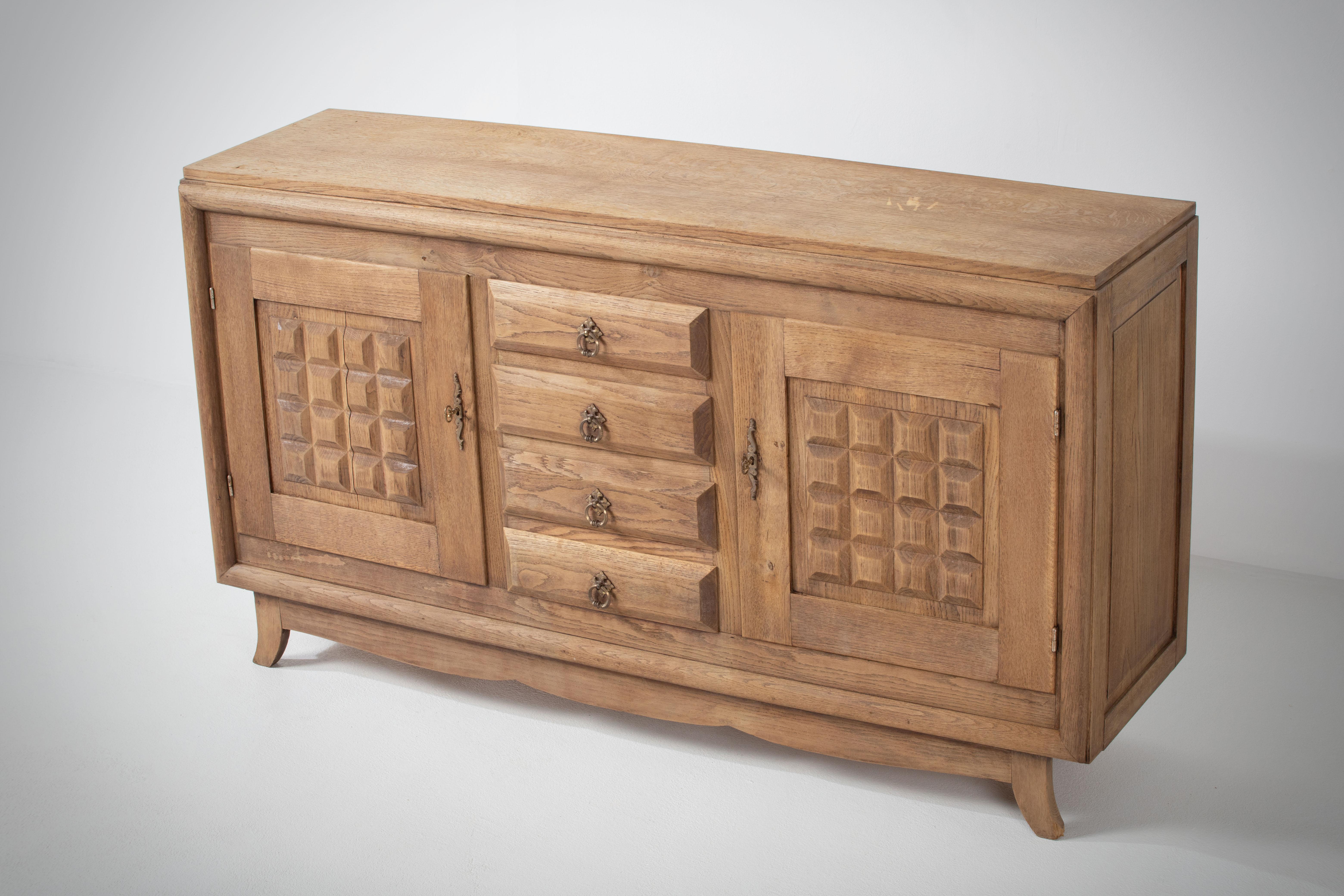 Raw Solid Oak Cabinet with Graphic Details, France, 1940s For Sale 4