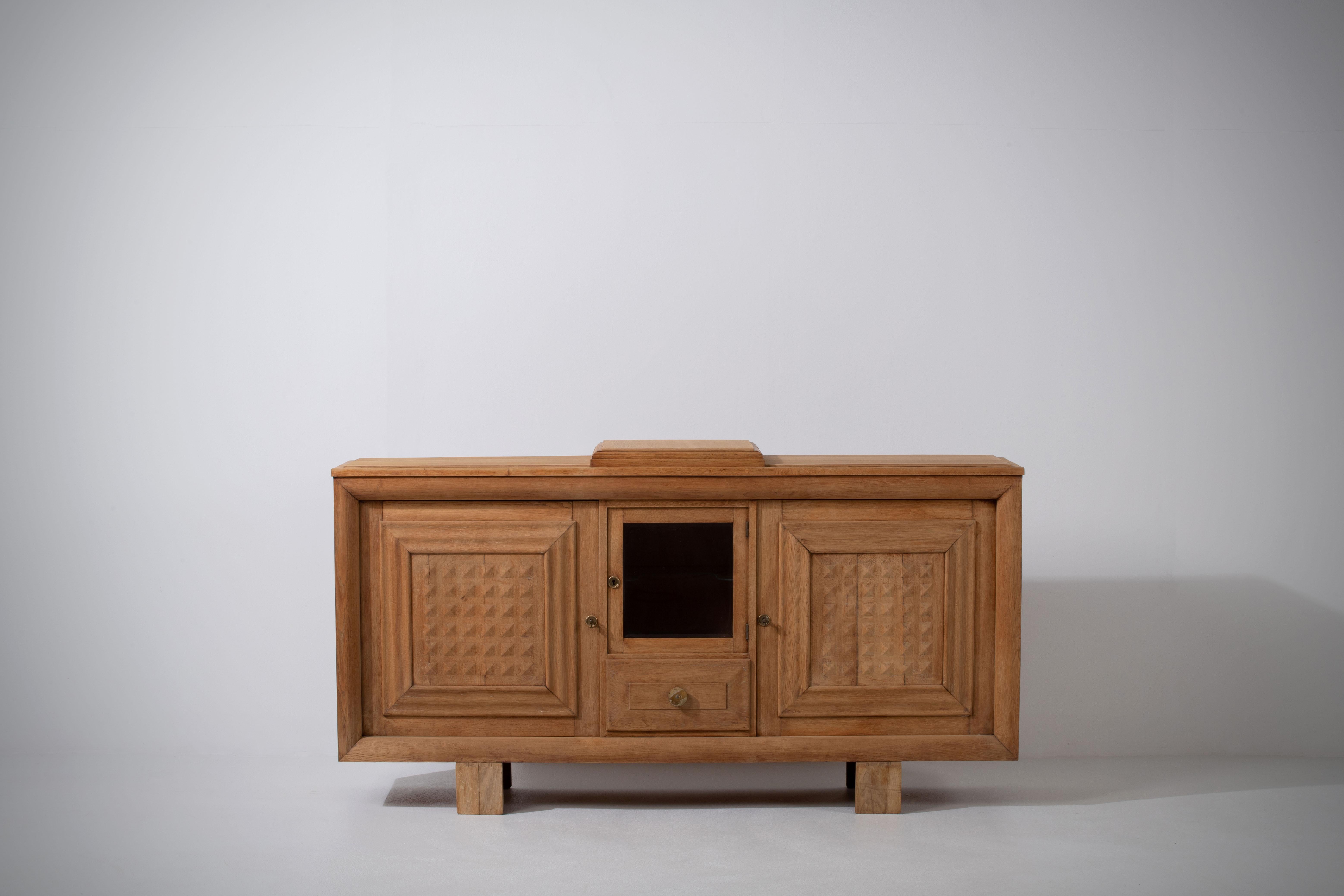 Raw Solid Oak Cabinet with Graphic Details, France, 1940s For Sale 4