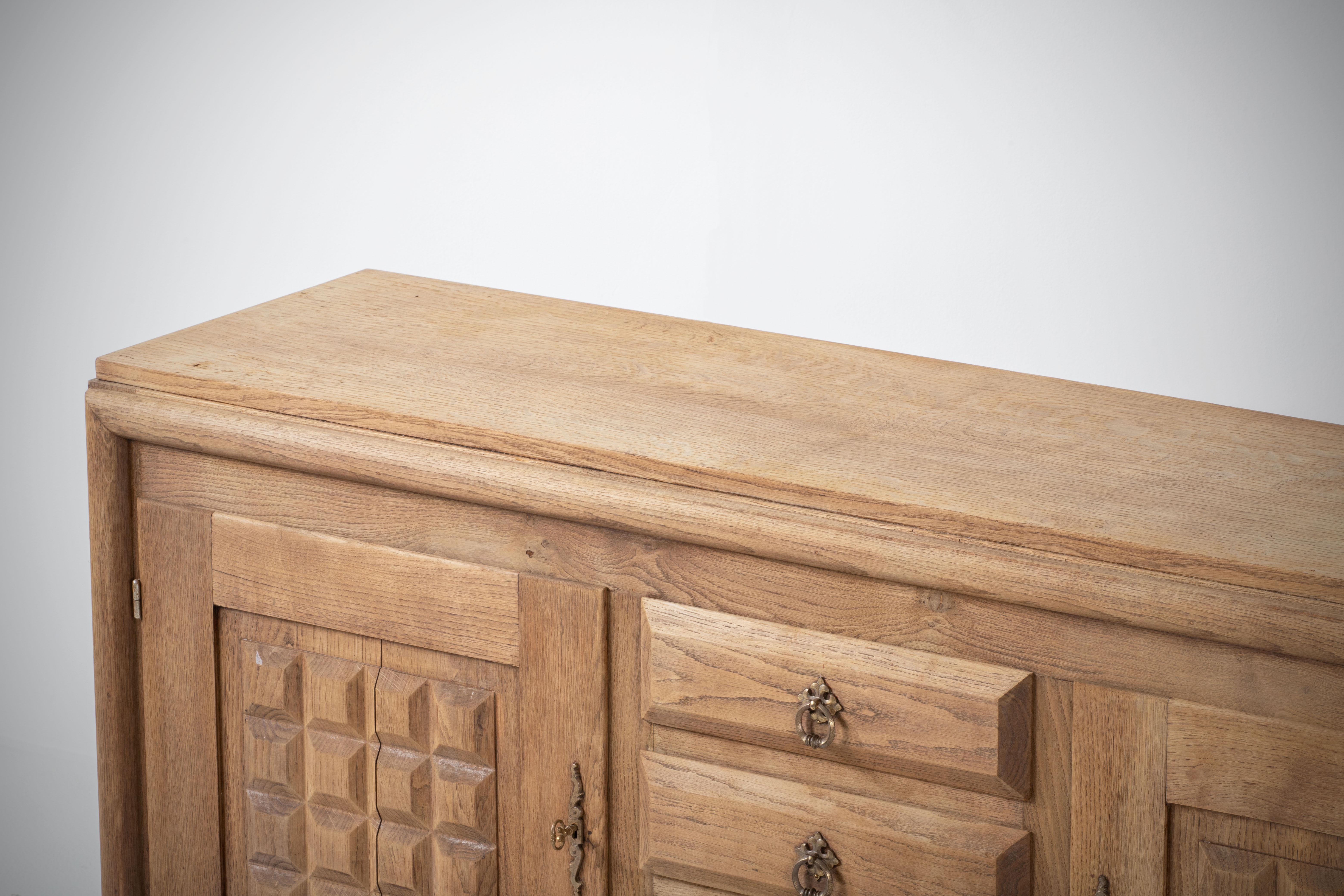 Raw Solid Oak Cabinet with Graphic Details, France, 1940s For Sale 6