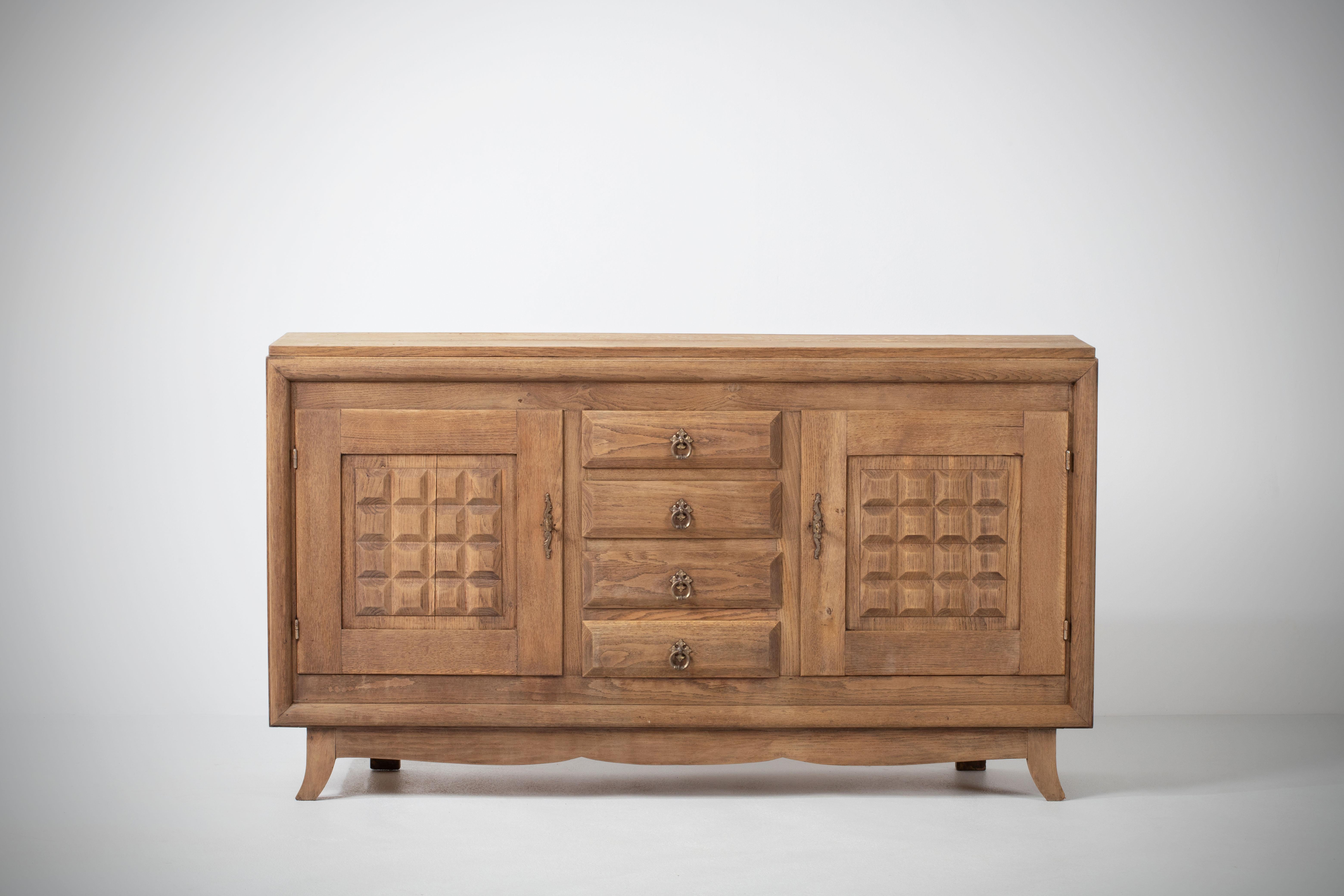 Raw Solid Oak Cabinet with Graphic Details, France, 1940s In Good Condition For Sale In Wiesbaden, DE