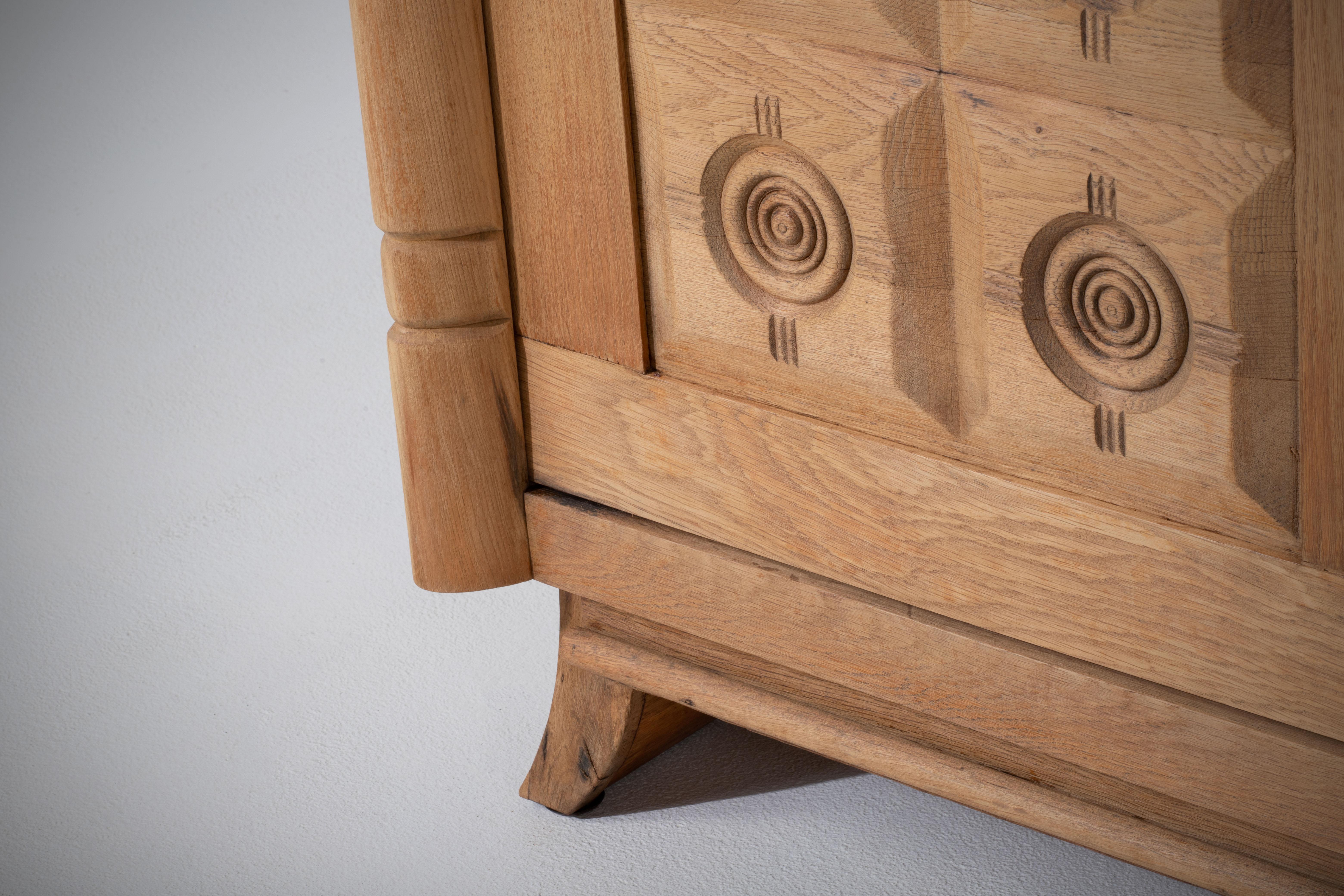 Raw Solid Oak Cabinet with Graphic Details, France, 1940s In Good Condition In Wiesbaden, DE