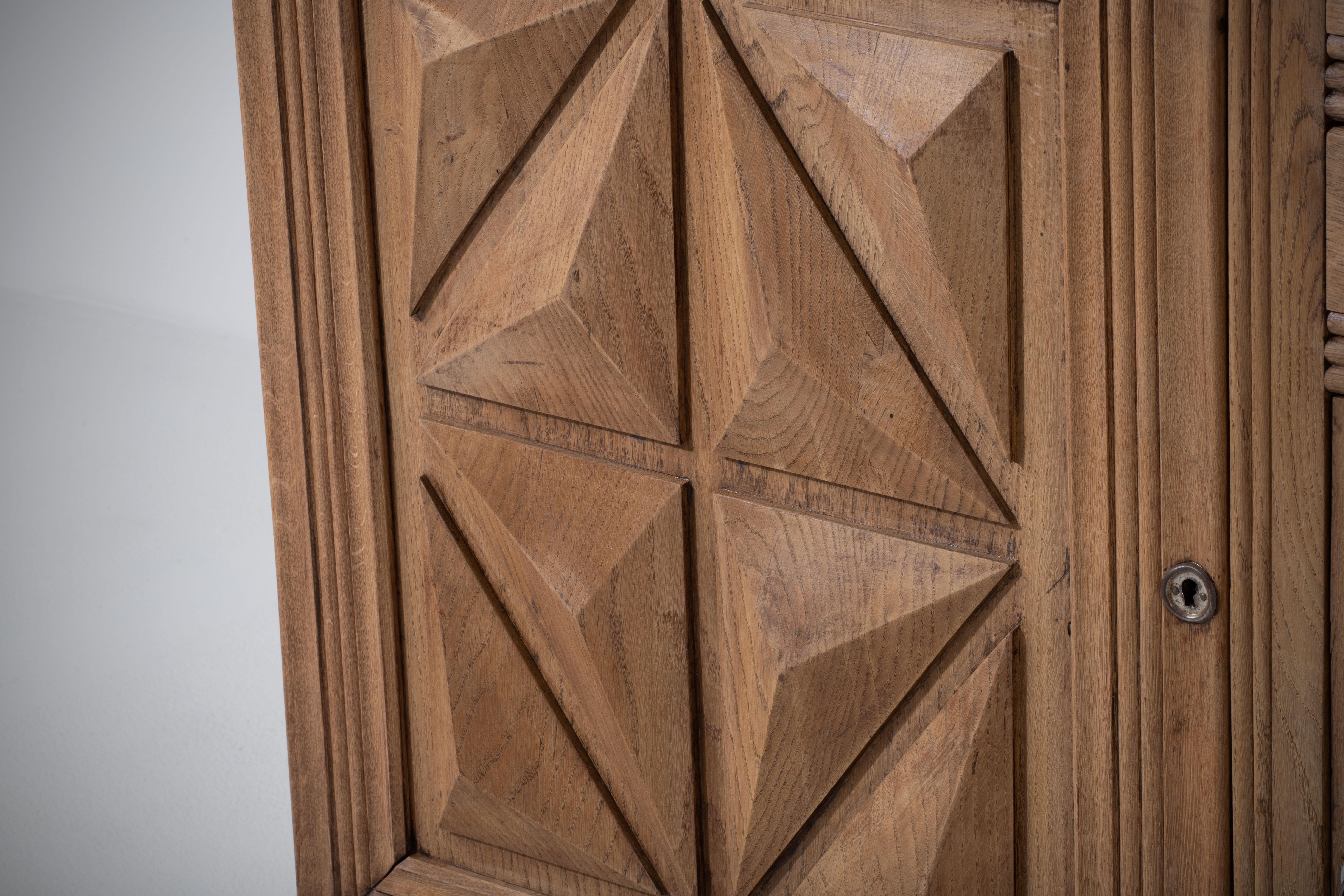 Raw Solid Oak Cabinet with Graphic Details, France, 1940s In Good Condition For Sale In Wiesbaden, DE