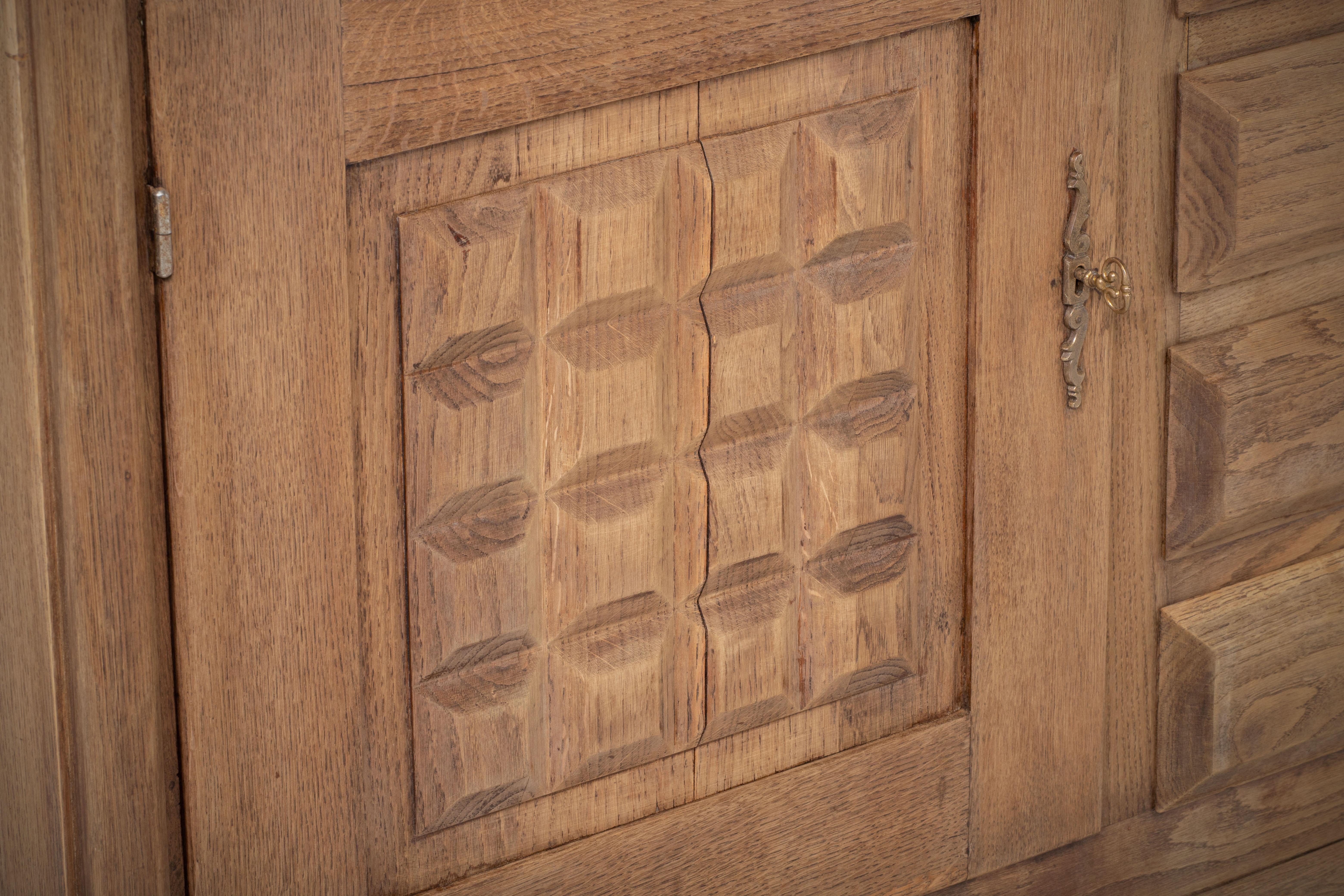 Raw Solid Oak Cabinet with Graphic Details, France, 1940s For Sale 1