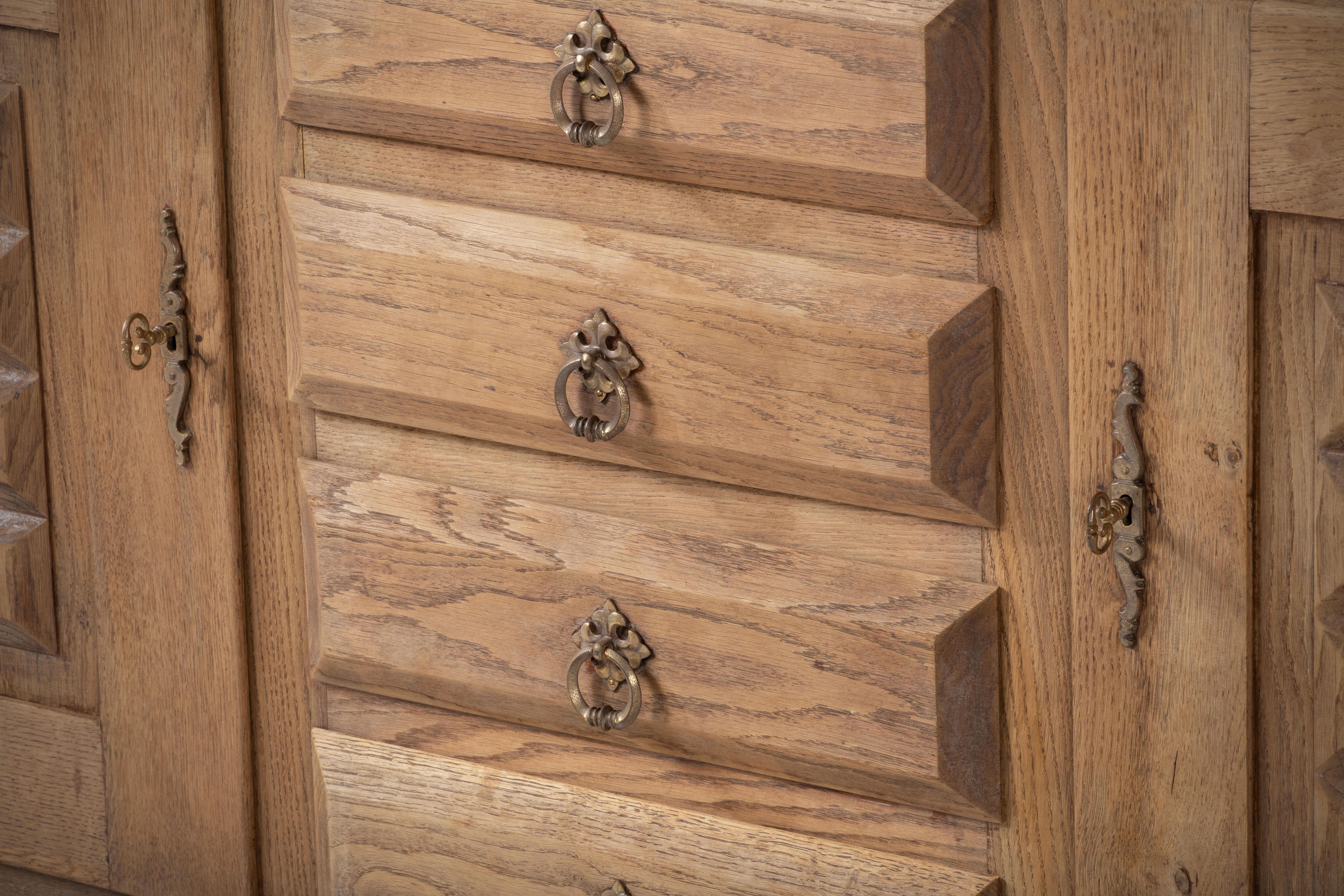 Raw Solid Oak Cabinet with Graphic Details, France, 1940s For Sale 2