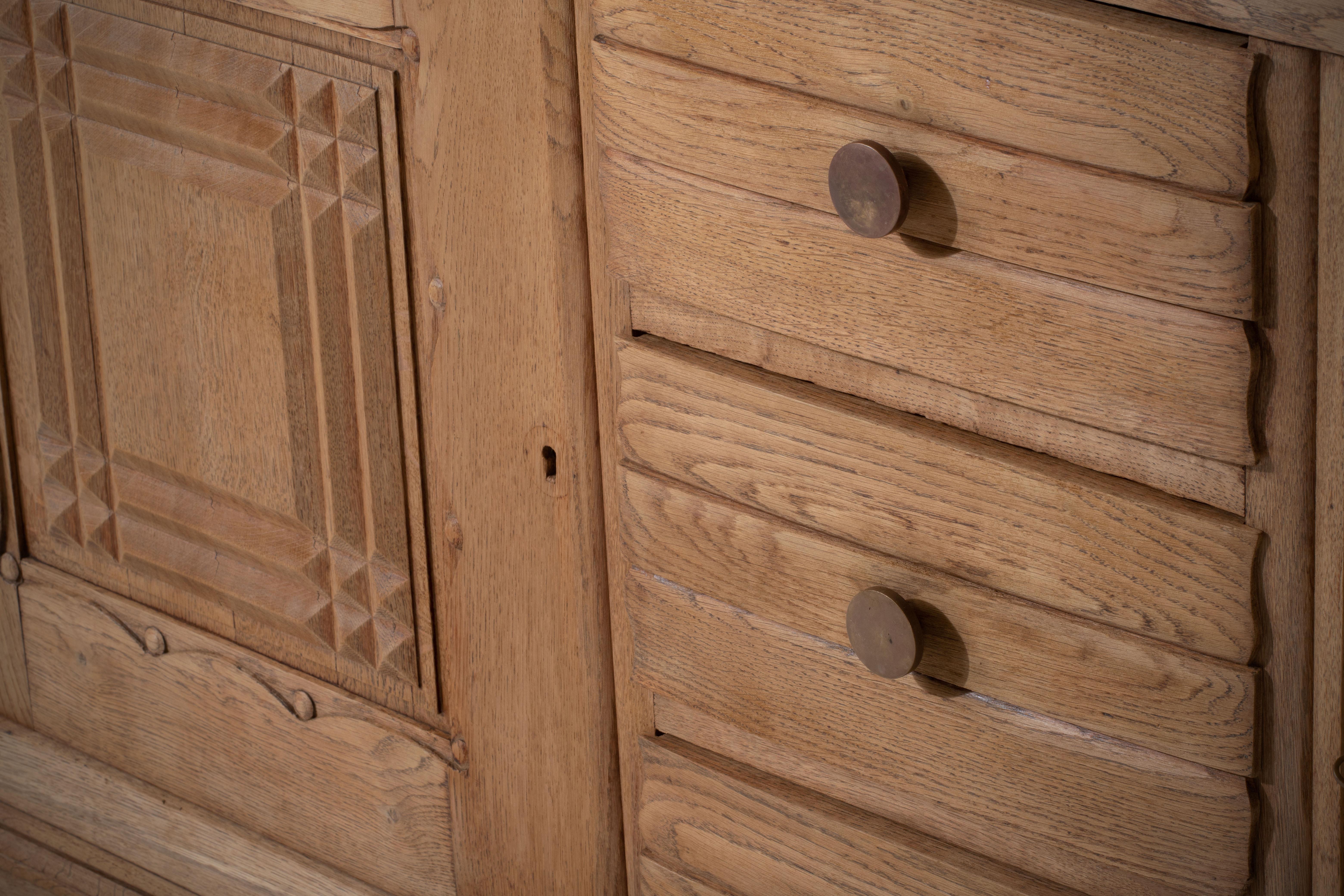 Raw Solid Oak Cabinet with Graphic Details, France, 1940s For Sale 2