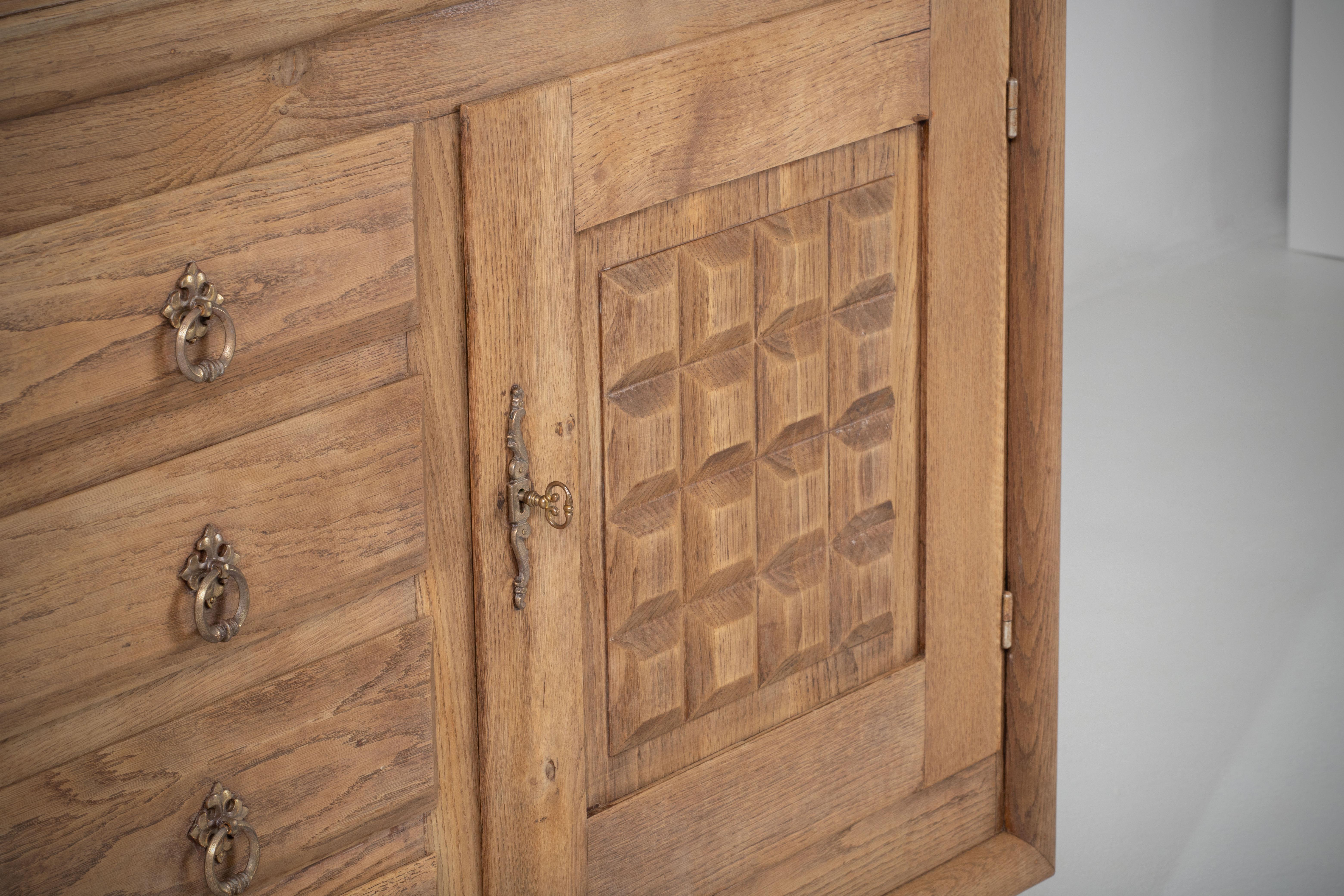 Raw Solid Oak Cabinet with Graphic Details, France, 1940s For Sale 3