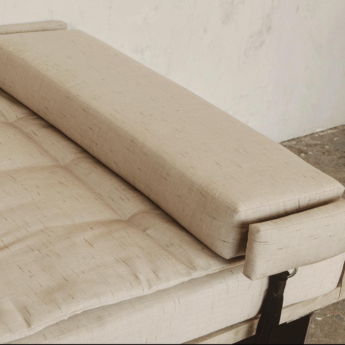 Zeitgenössisches Bacchanal-Tagesbett aus Rohstahl und gepolsterter Eiche im Zustand „Neu“ im Angebot in Goshen, NY
