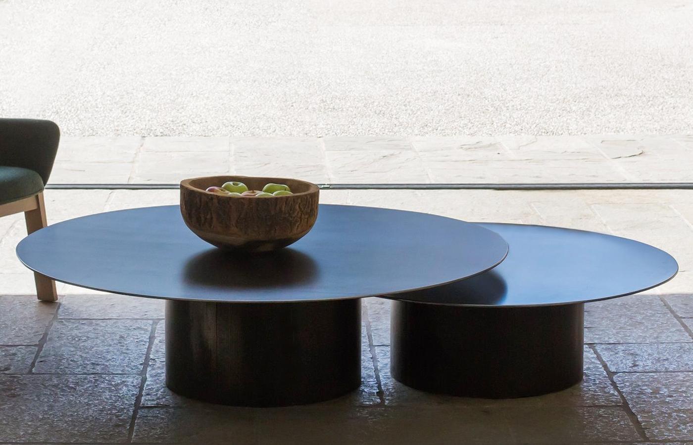 Coffee table raw steel round set of 2
All in wrought raw steel in dark finish.
A/ diameter 100cm x height 30cm.
B/ diameter 125cm x height 35cm.