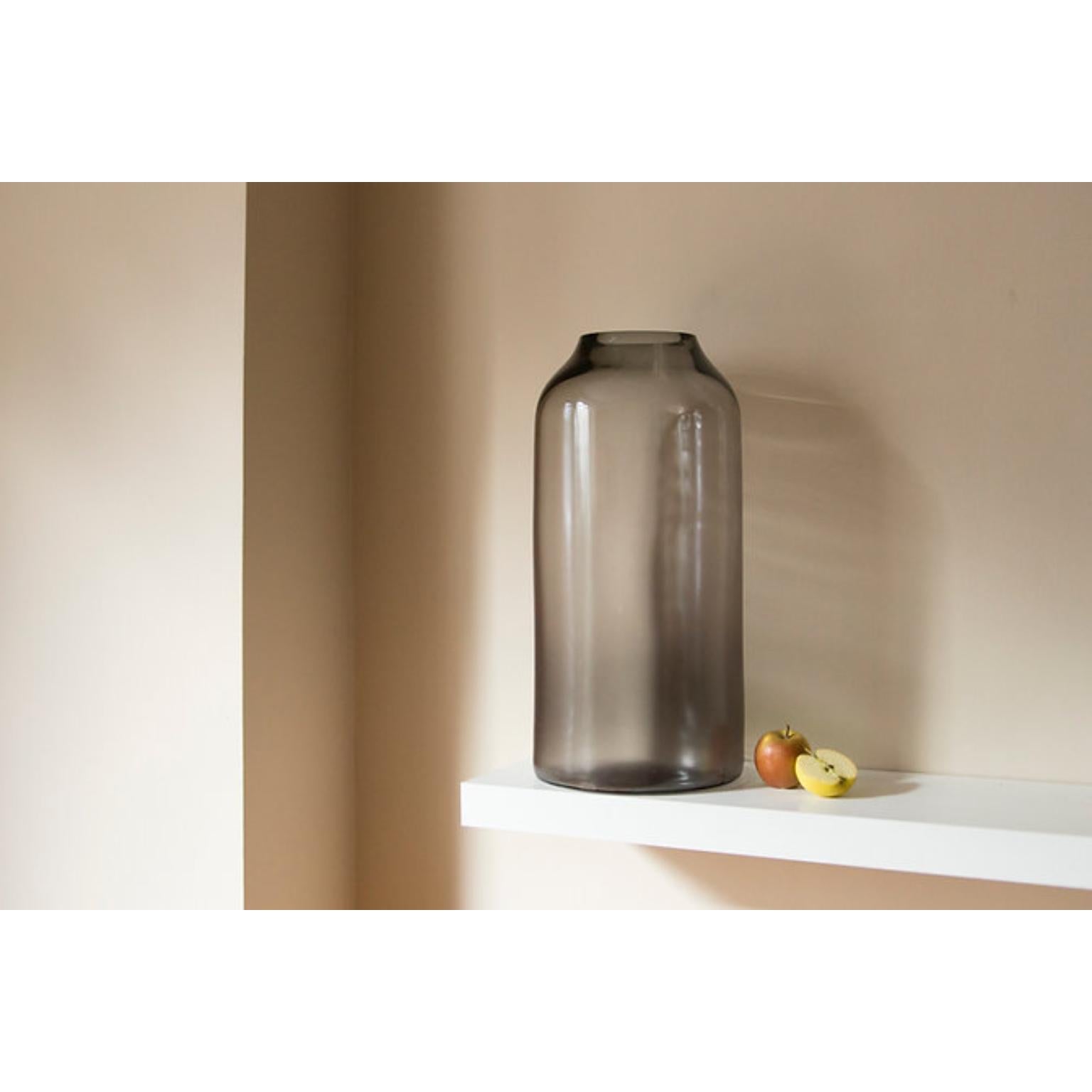 Vaso Raw Stone XL di Milena Kling
Un pezzo unico.
Dimensioni: Ø 26 x H. 55 cm. 
Materiali: Vetro di cristallo soffiato a bocca.

Ogni vaso RAW è unico nel suo genere e firmato personalmente da Milena Kling.
Can può scegliere tra la nostra selezione