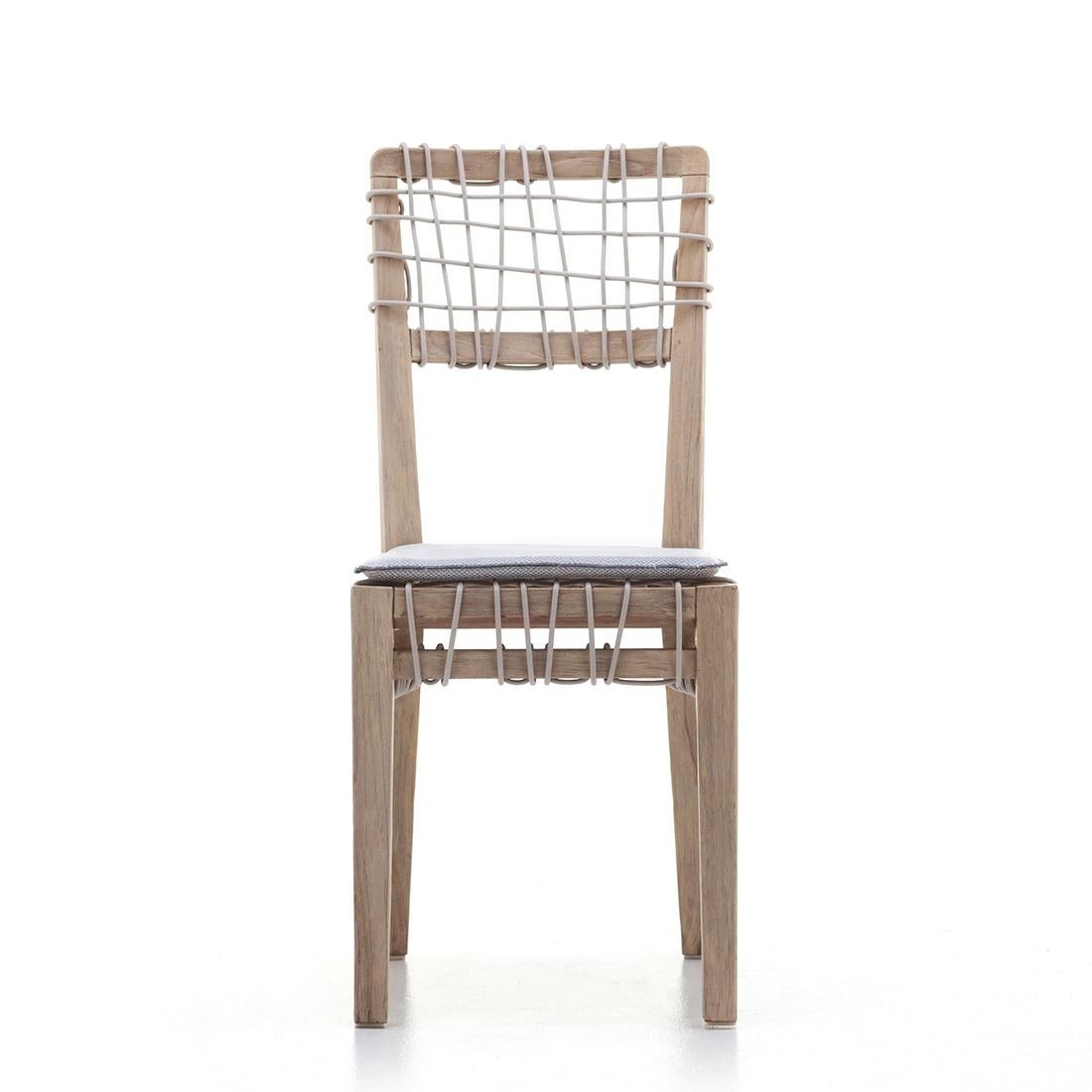 Chair raw teak with all structure in natural teak 
in washed finish. Seat and back rest in HDPE 
woven resin cord made for outdoor use.
With cushion seat in light grey outdoor fabric included.