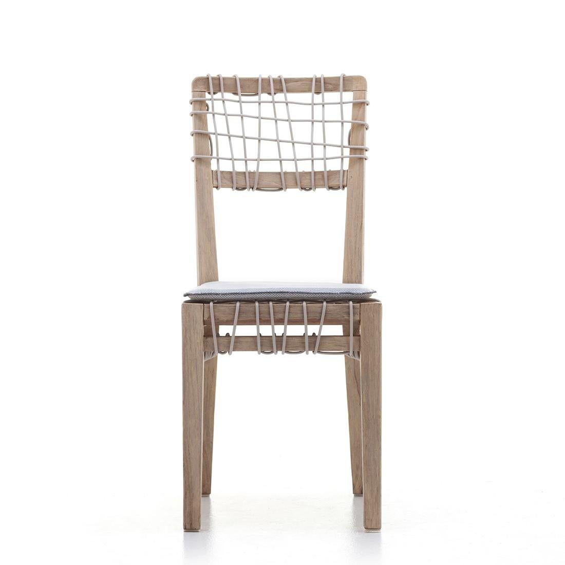 Sedia in teak grezzo con tutta la struttura in teak naturale 
con finitura lavata. Sedile e schienale in HDPE 
corda in resina intrecciata per uso esterno.
Con cuscino di seduta in tessuto per esterni grigio chiaro incluso.