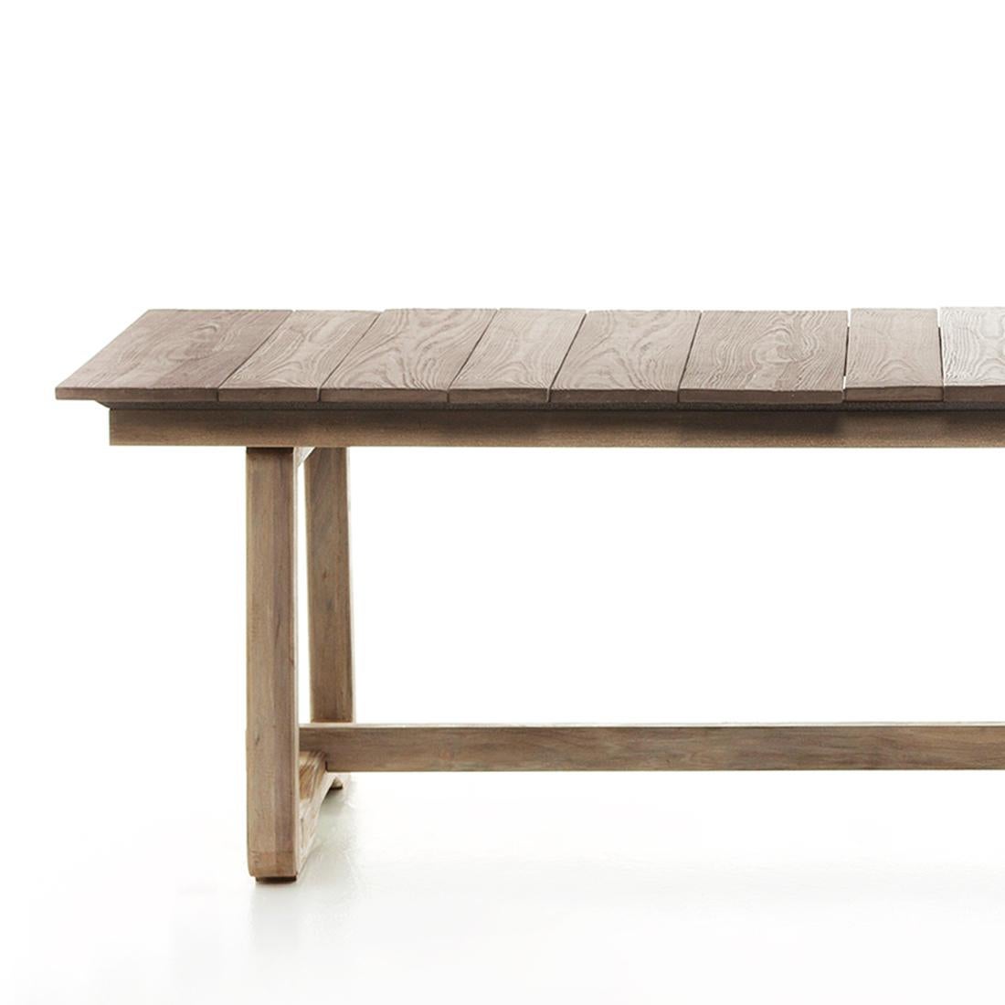 Table de salle à manger en teck brut avec structure de base en teck naturel 
en finition lavée. Avec plateau en lattes de béton en bois
effets. Conçu pour une utilisation intérieure et extérieure.
Également disponible sur demande en