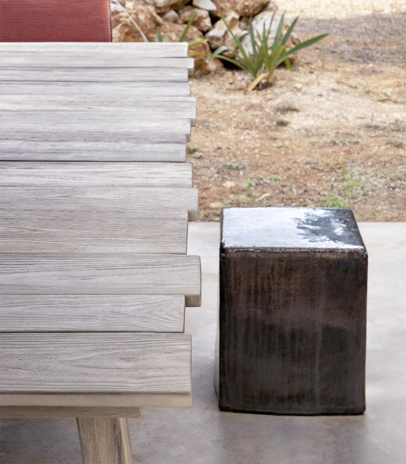 Béton Table de salle à manger en teck brut en vente