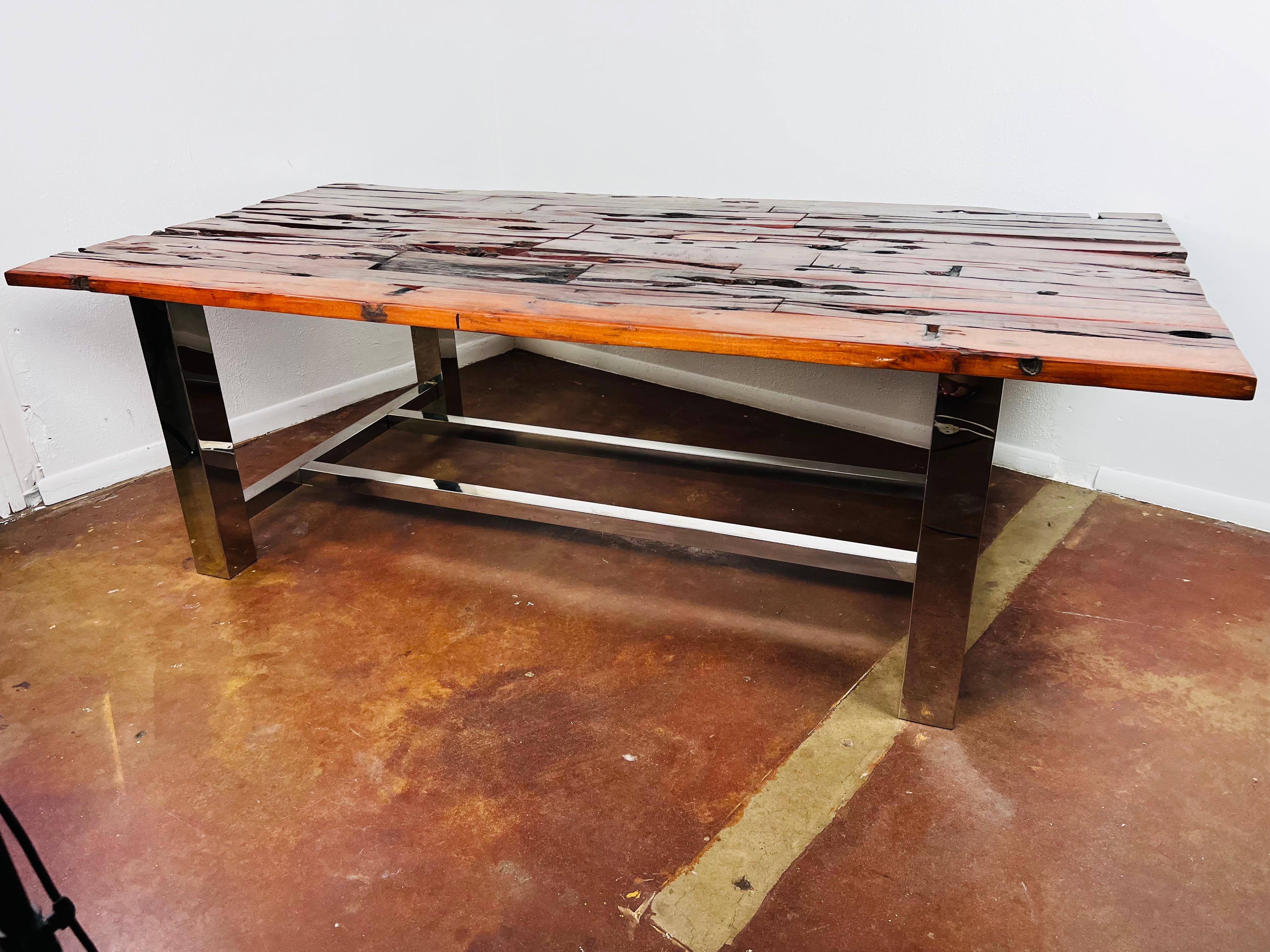 La nature se transforme en une œuvre d'art fonctionnelle avec cette table artisanale qui met en valeur la beauté du bois. Le cadre en acier inoxydable confère un style moderne et poli. Acheté à la Casa Palacio à Mexico.

Nous expédions dans le monde