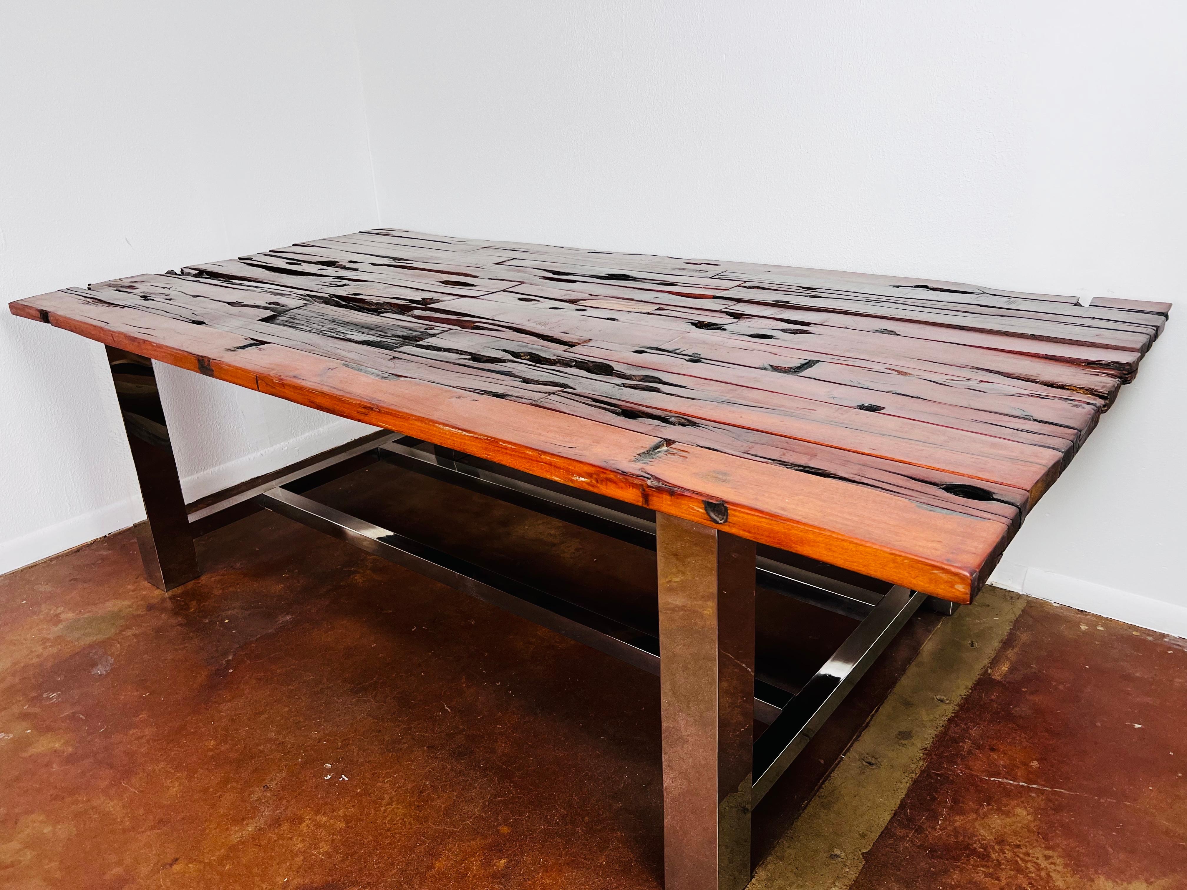 XXIe siècle et contemporain Table à manger en bois brut et chrome en vente