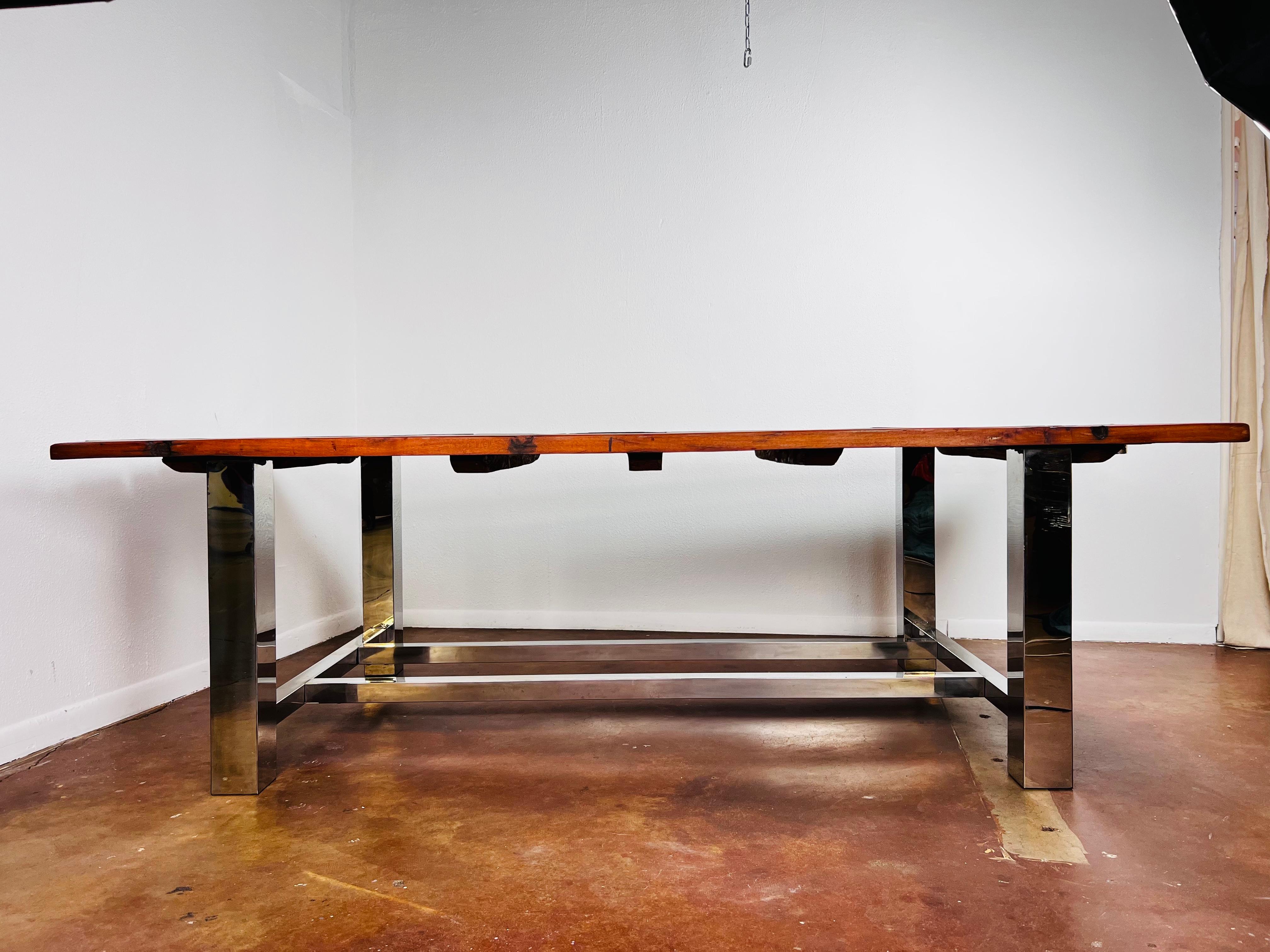 Chrome Table à manger en bois brut et chrome en vente