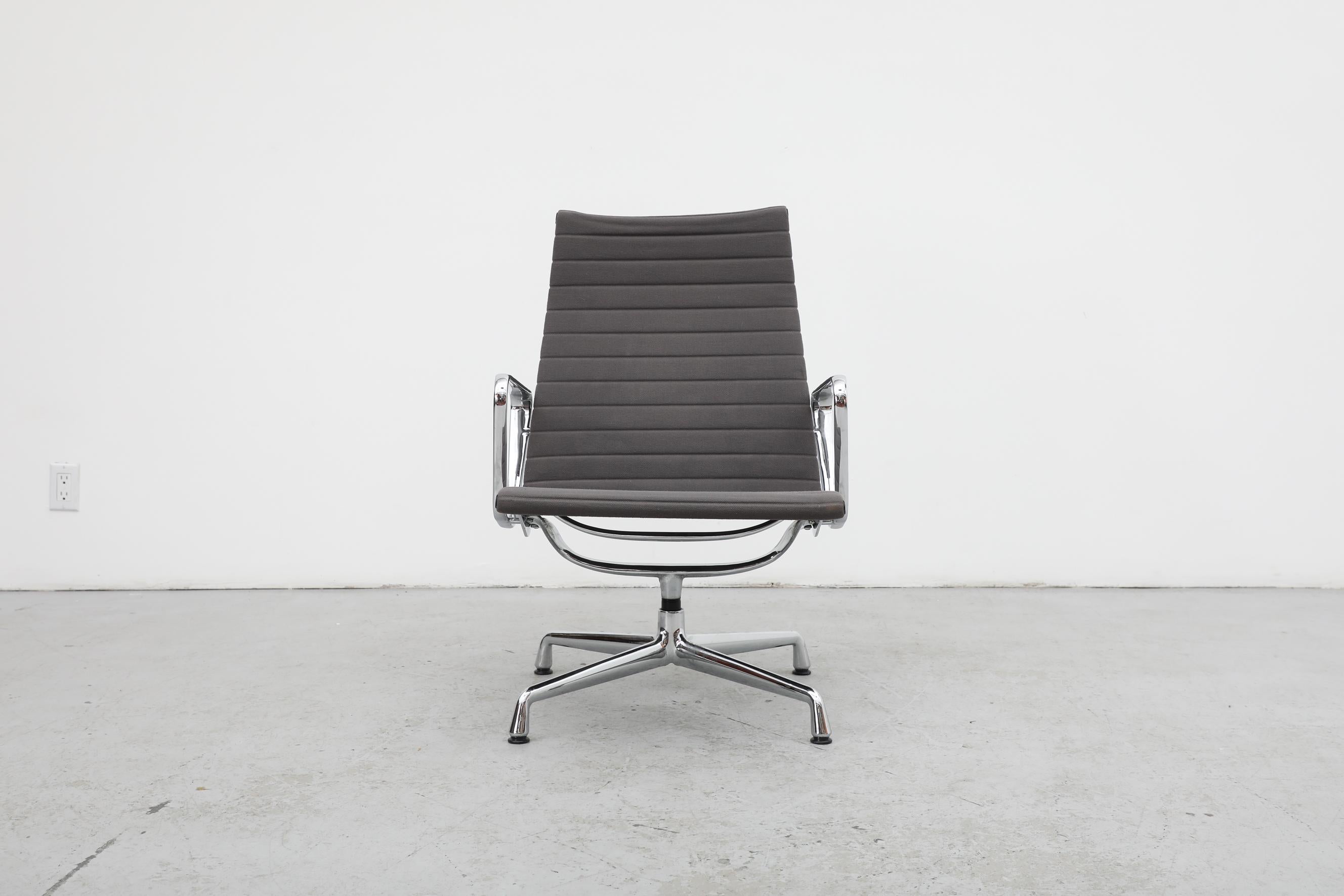 Der Vitra EA 116 Aluminium Easy Chair ist eine Ikone des 20. Jahrhunderts und ein Höhepunkt des Werks, das das ikonische Designerduo Charles & Ray Eames der Welt hinterlassen hat. Er wurde 1958 auf Wunsch eines Freundes des Paares, des Designers und