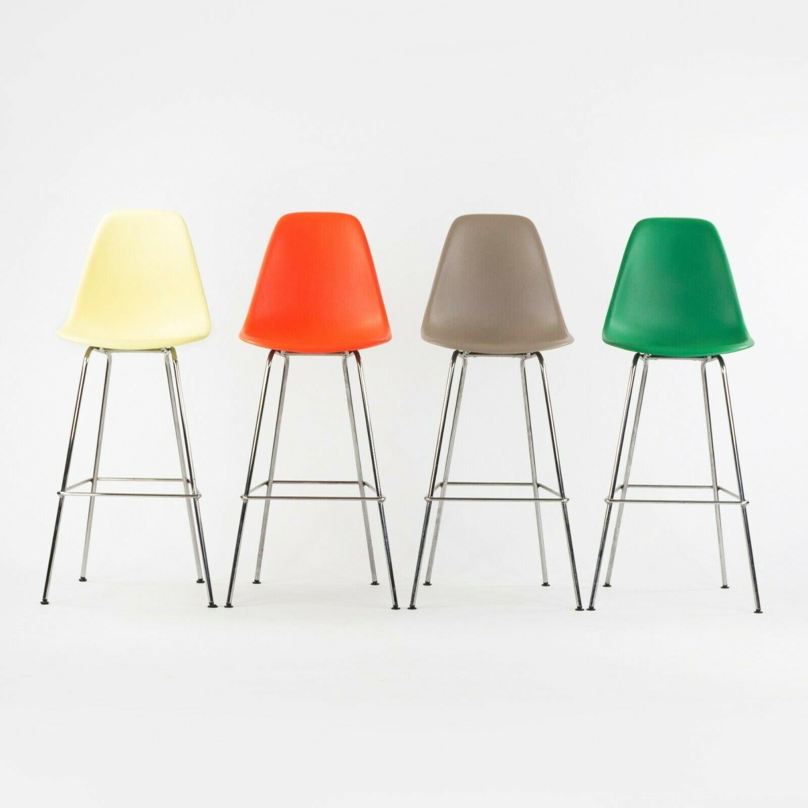 Nous proposons à la vente une chaise à coque moulée Eames d'Herman Miller, produite en 2020, avec une base de tabouret de bar. Cet exemplaire n'a pas été utilisé à la maison ou au bureau et présente peu ou pas d'usure notable. 

Le tabouret mesure