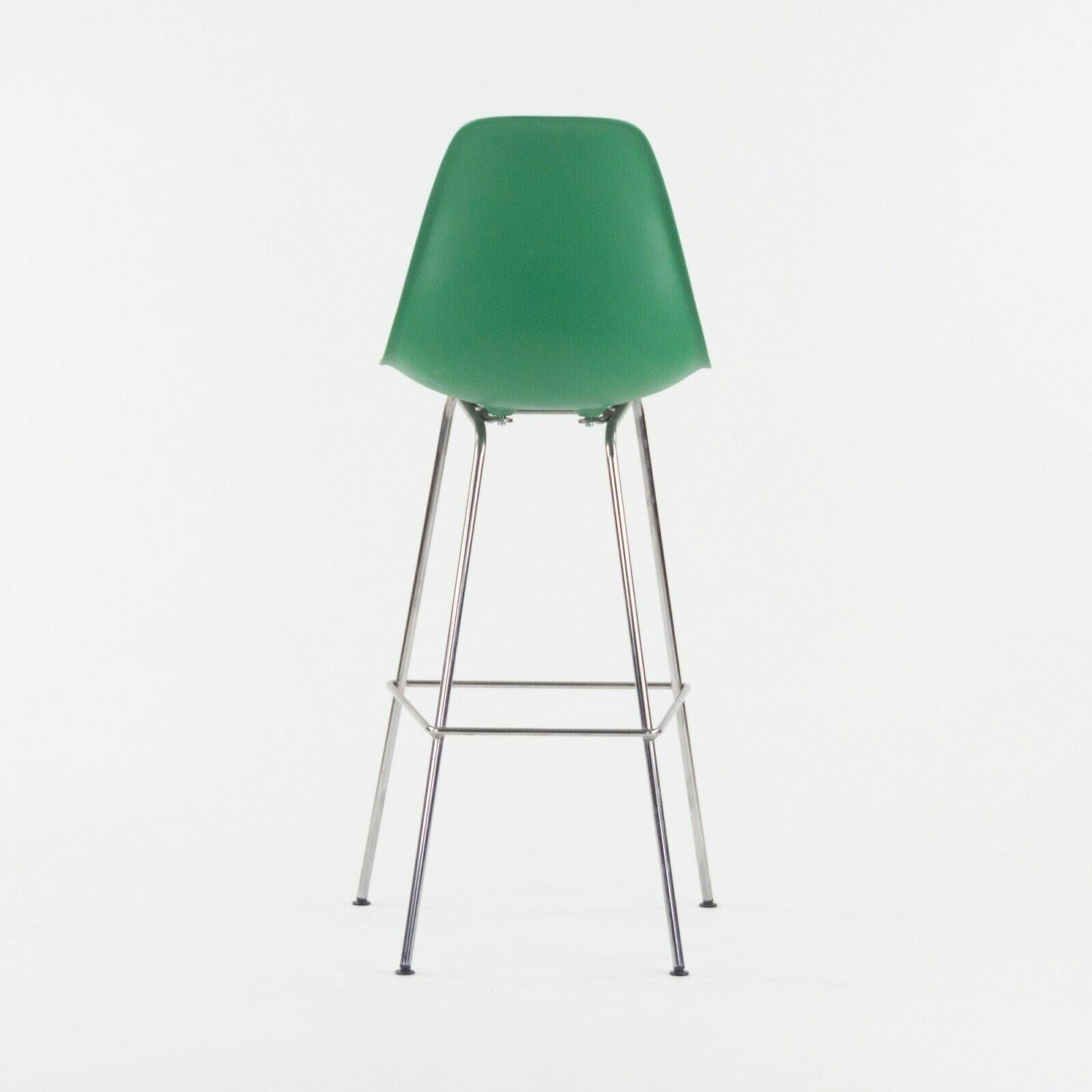 Ray and Charles Eames Herman Miller Molded Shell Bar Stool Chair Kelly Green In Good Condition For Sale In Philadelphia, PA