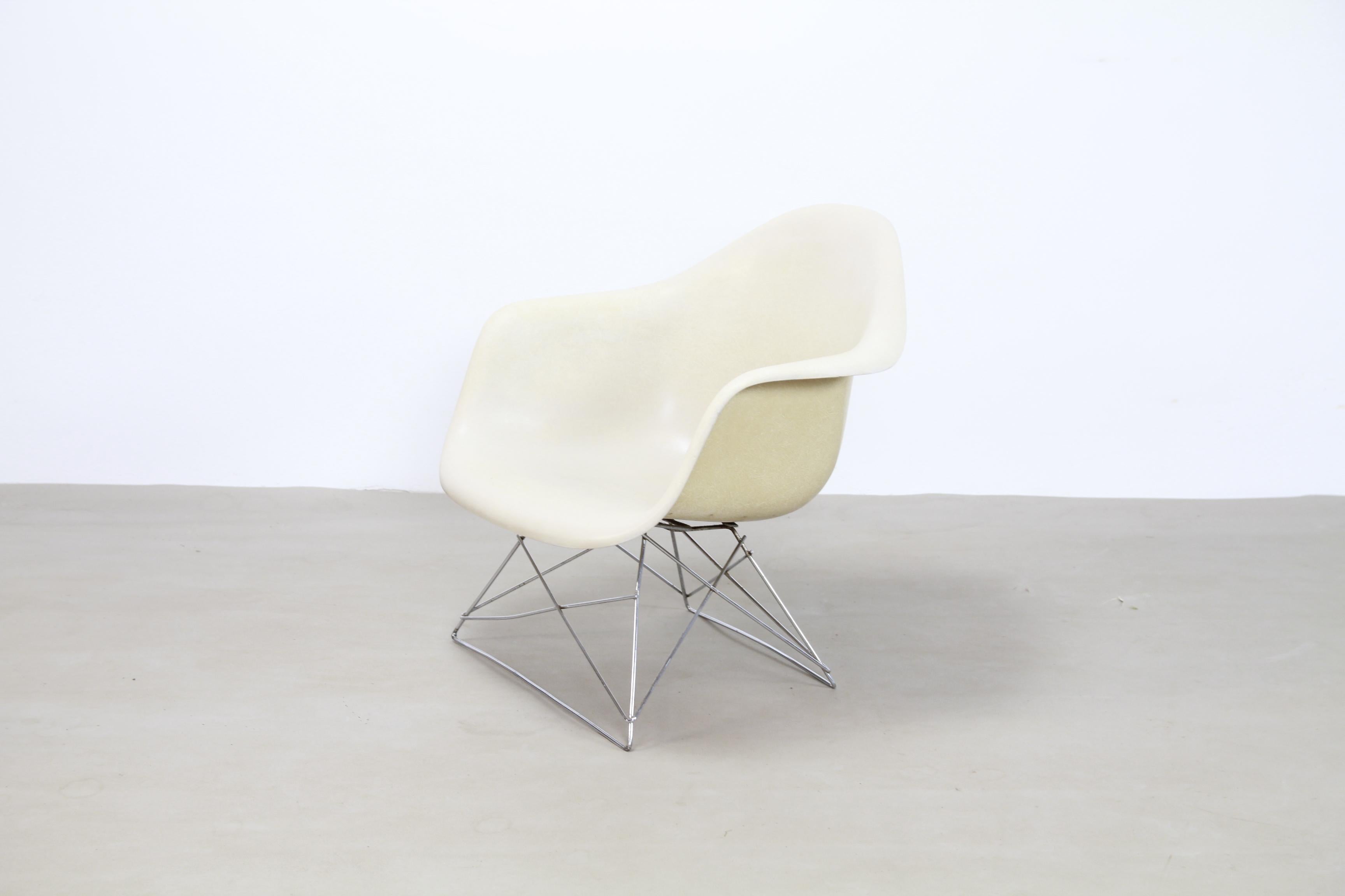 Beautiful fiberglass armchair designed by Ray and Charles Eames and produced by Herman Miller. Special about this chair is the original Low Rod base. This makes this armchair different from the other designs by Ray and Charles Eames from that time,