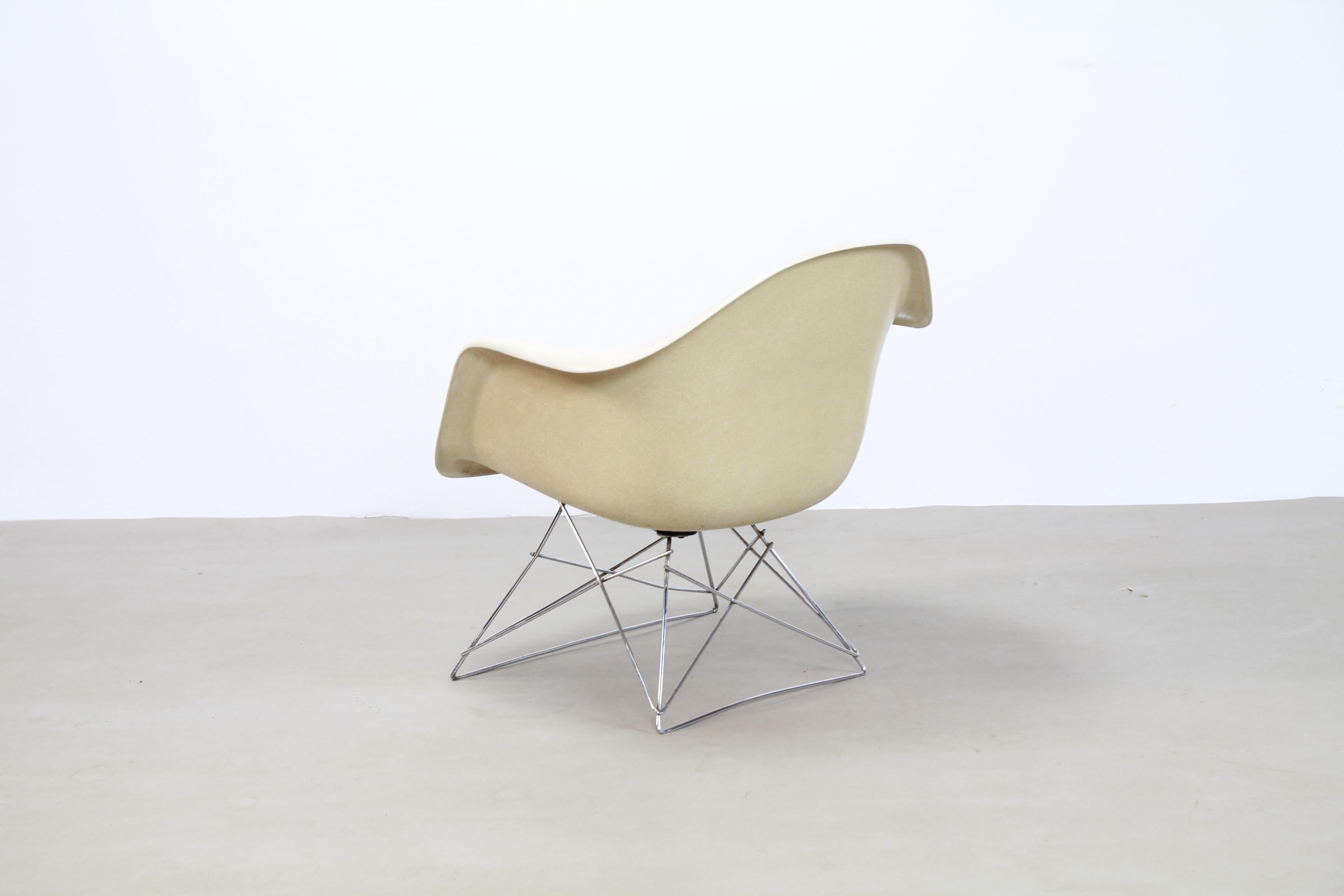 Mid-Century Modern Ray and Charles Eames LAR Fiberglass Cats Cradle Chair by Herman Miller, 1960s