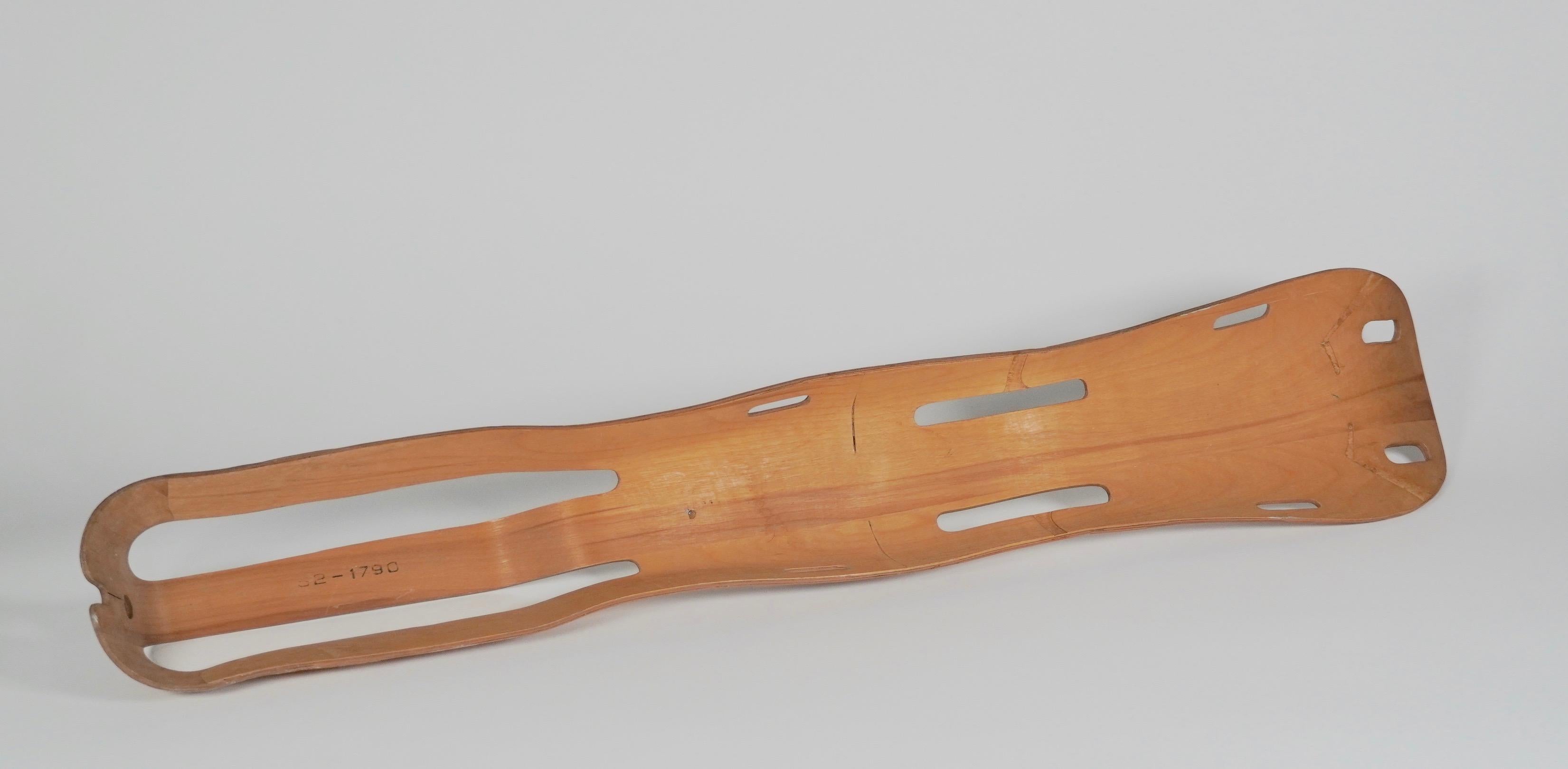 L'attelle de jambe en contreplaqué moulé a été créée par Ray et Charles Eames entre 1941 et 1942 pour la marine américaine. À cette époque, le contreplaqué était appelé 