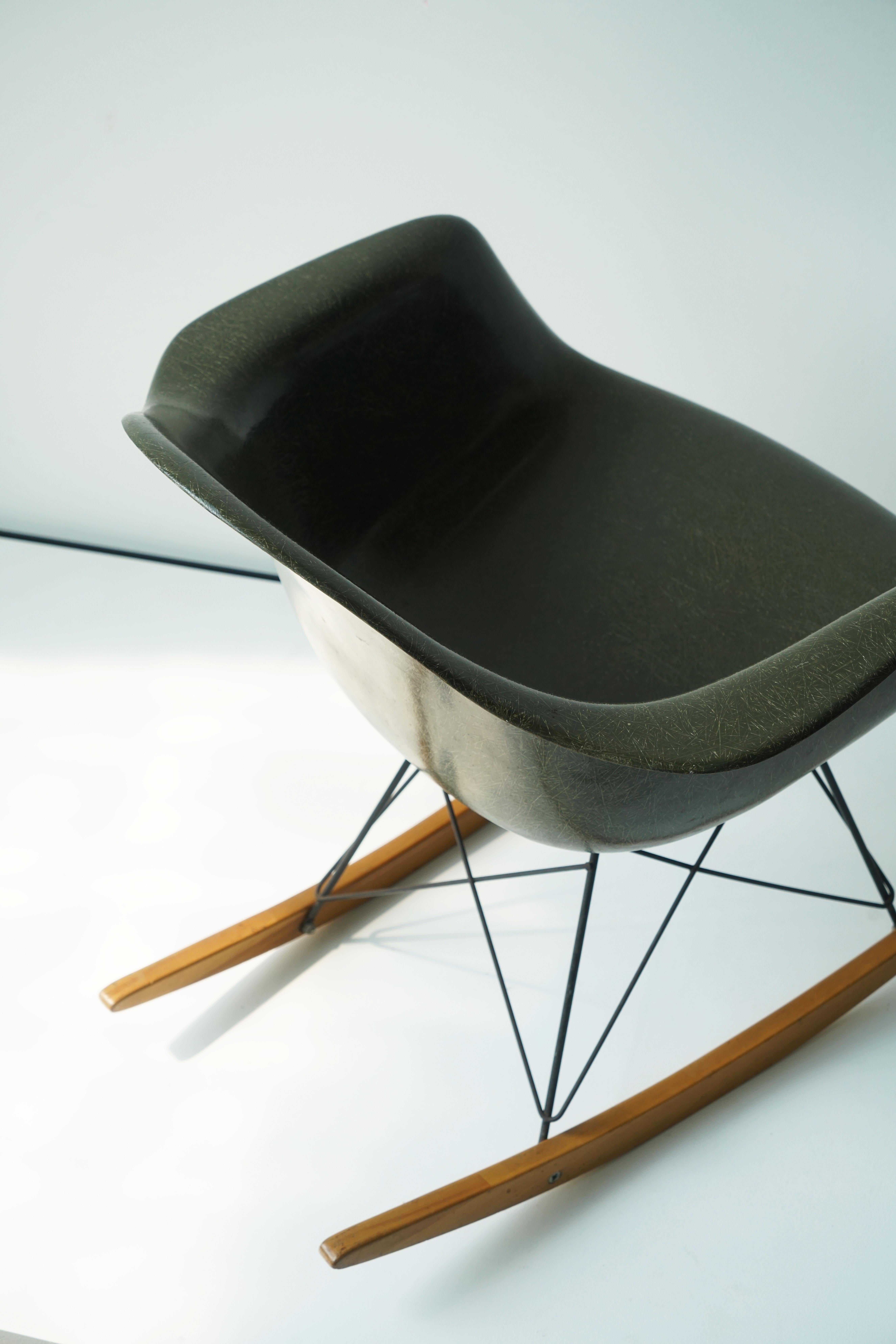 Ray and Charles Eames Rar Rocking Chair Herman Miller, Forest Green 1965 In Good Condition In Chicago, IL
