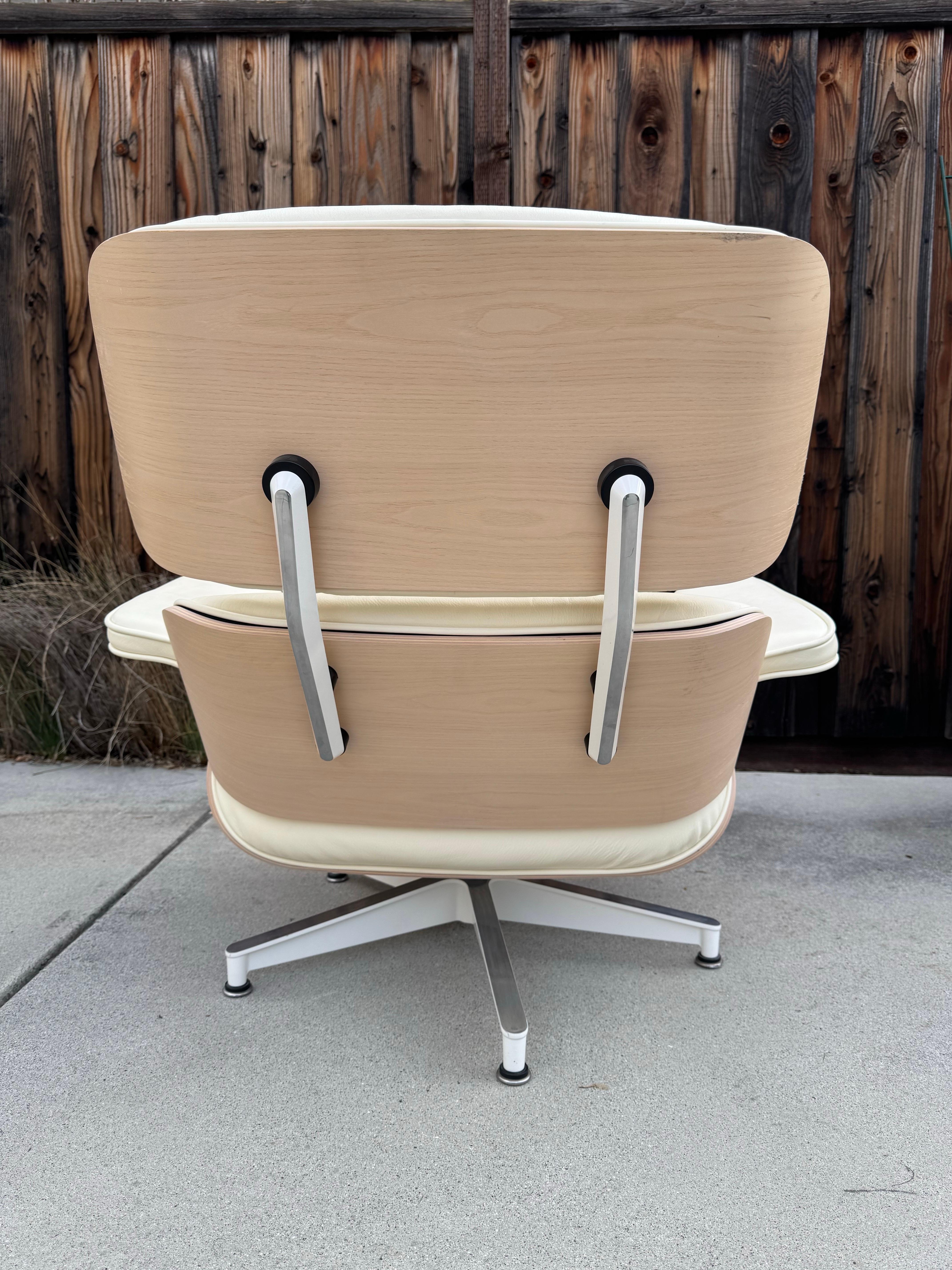 Ray and Charles Eames Sillón blanco con otomana para Herman Miller 3