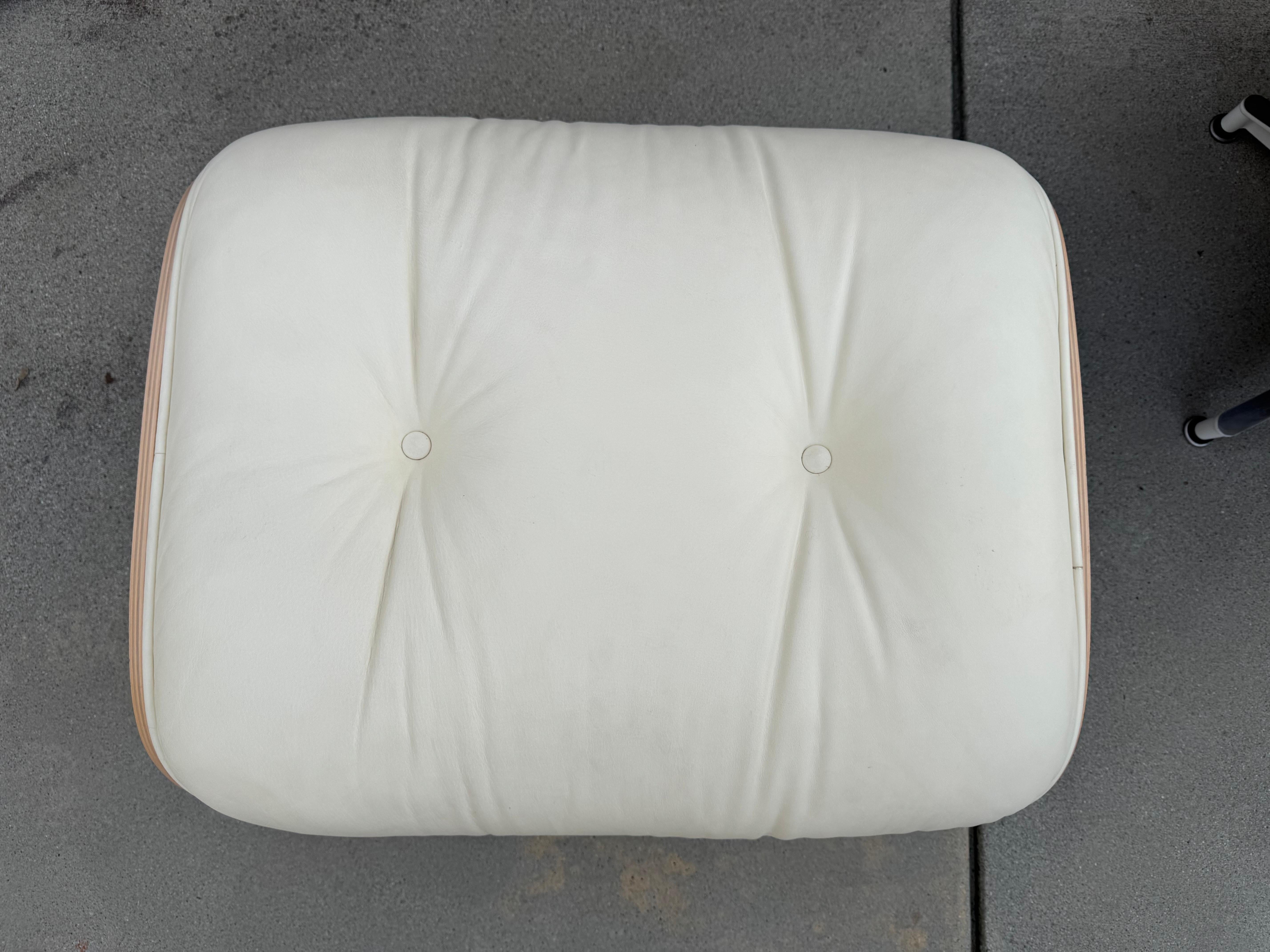 Ray and Charles Eames Sillón blanco con otomana para Herman Miller 4