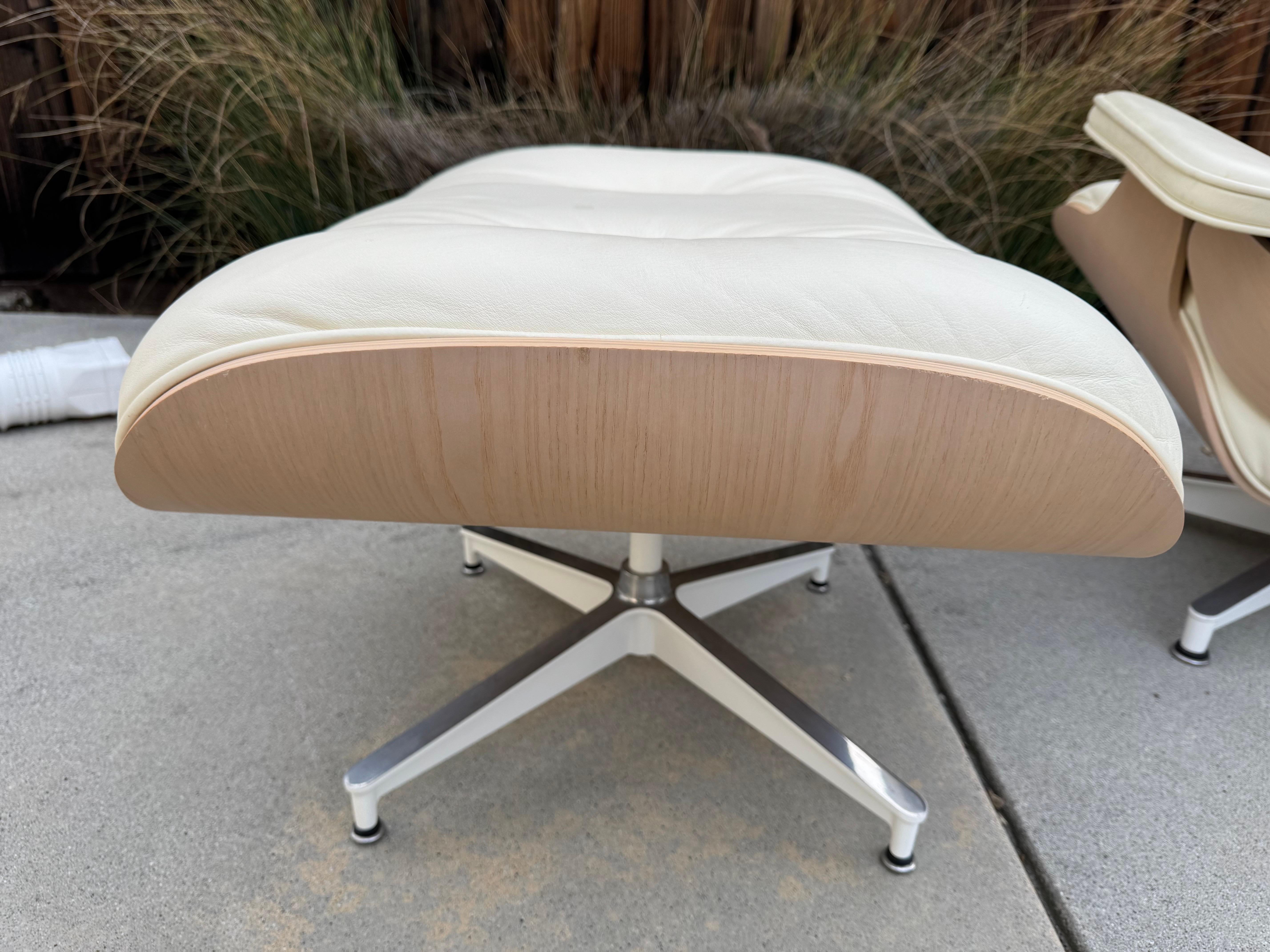Ray and Charles Eames Sillón blanco con otomana para Herman Miller 5