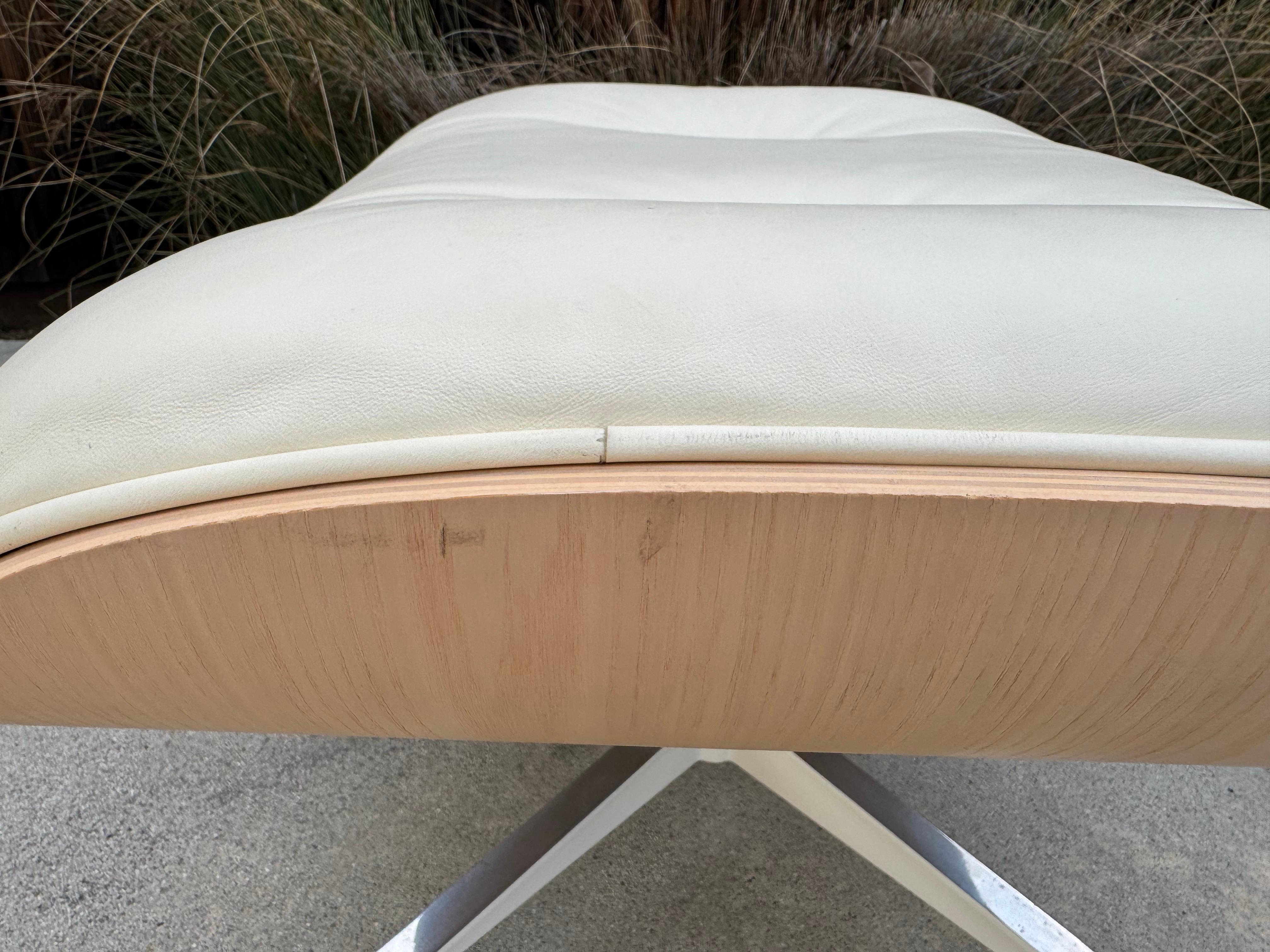 Ray and Charles Eames Sillón blanco con otomana para Herman Miller 7