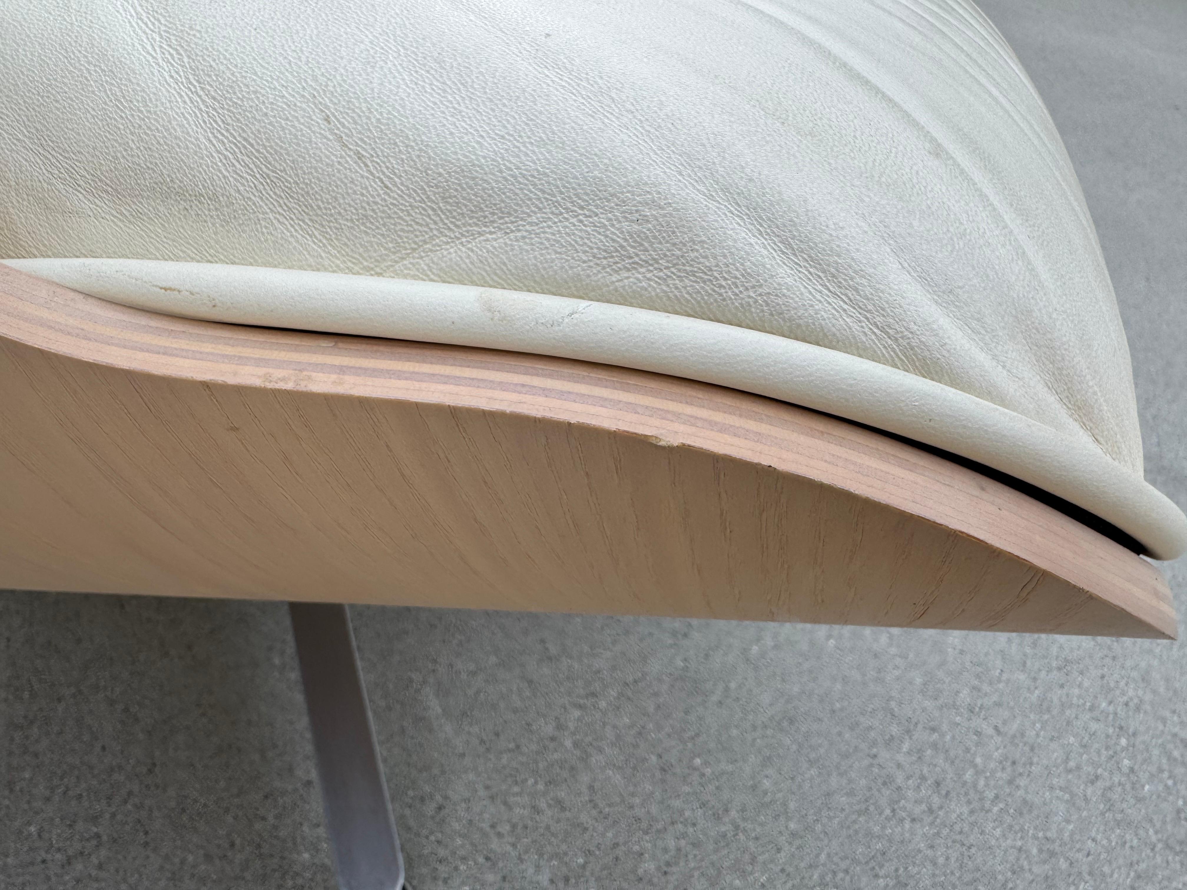 Ray and Charles Eames Sillón blanco con otomana para Herman Miller 8
