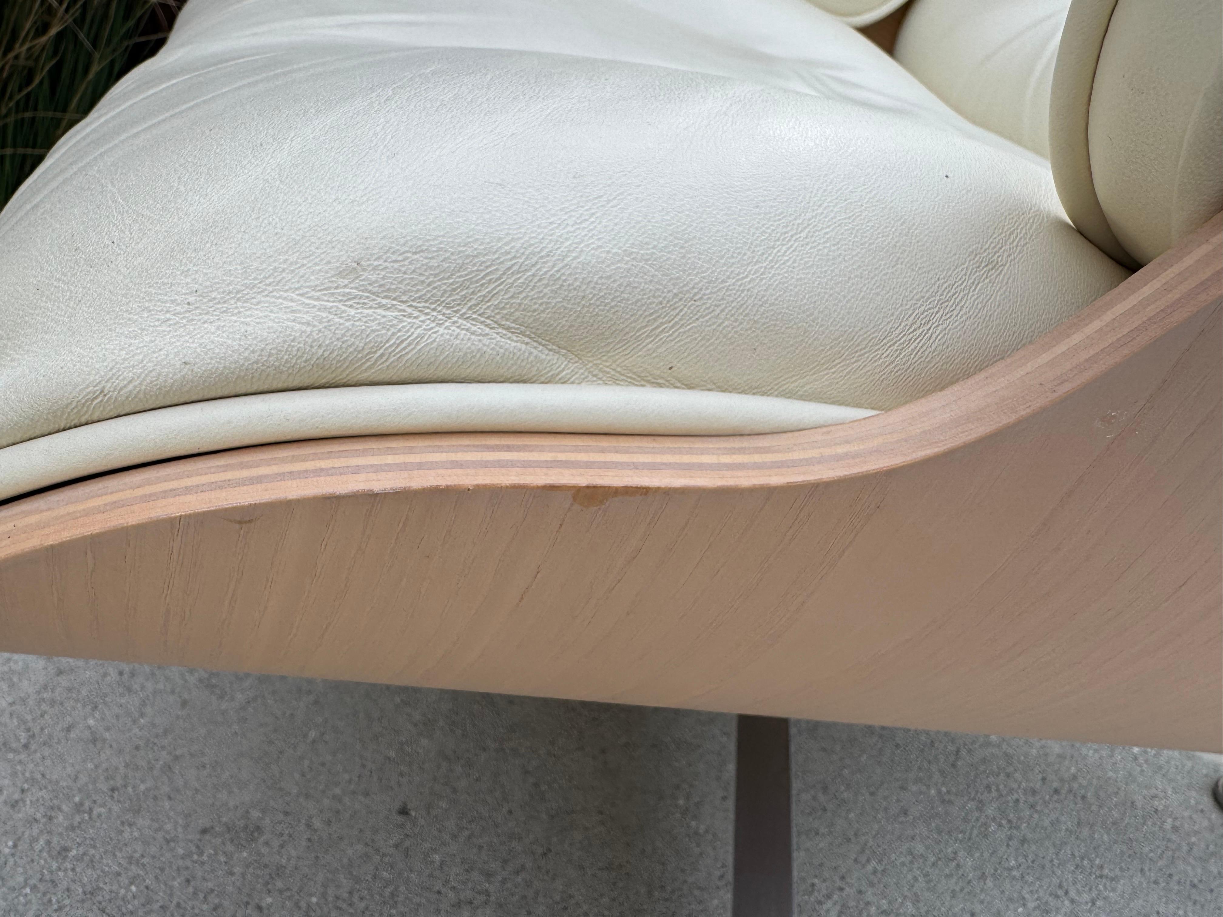 Ray and Charles Eames Sillón blanco con otomana para Herman Miller 9