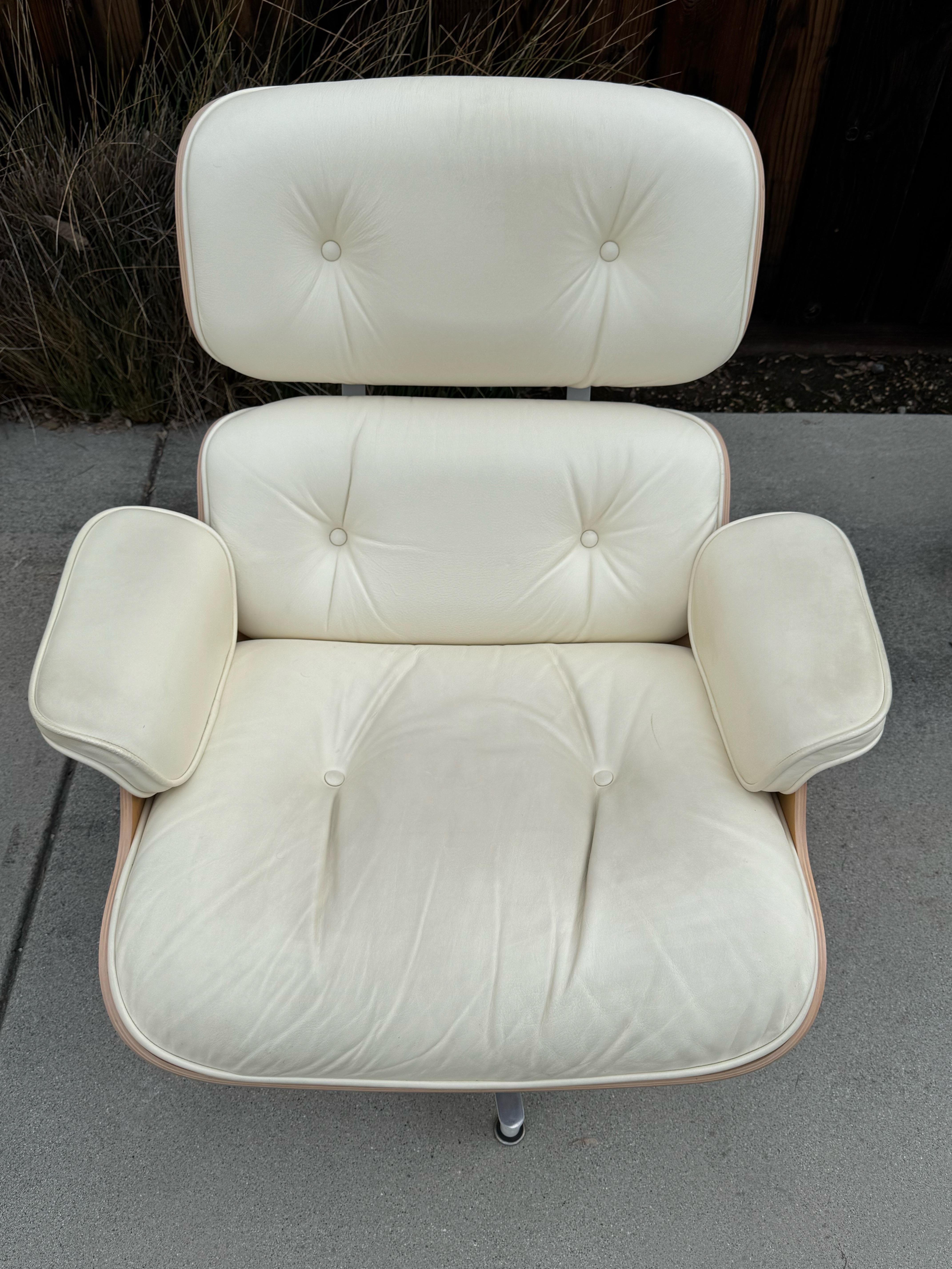 En venta: Auténtica Silla Eames Lounge y Otomana - Piel blanca/marfil con madera rubia

¡Actualiza tu espacio con un auténtico icono del diseño moderno! Te ofrecemos un auténtico Sillón y Otomana Eames en piel blanca o marfil con una impresionante